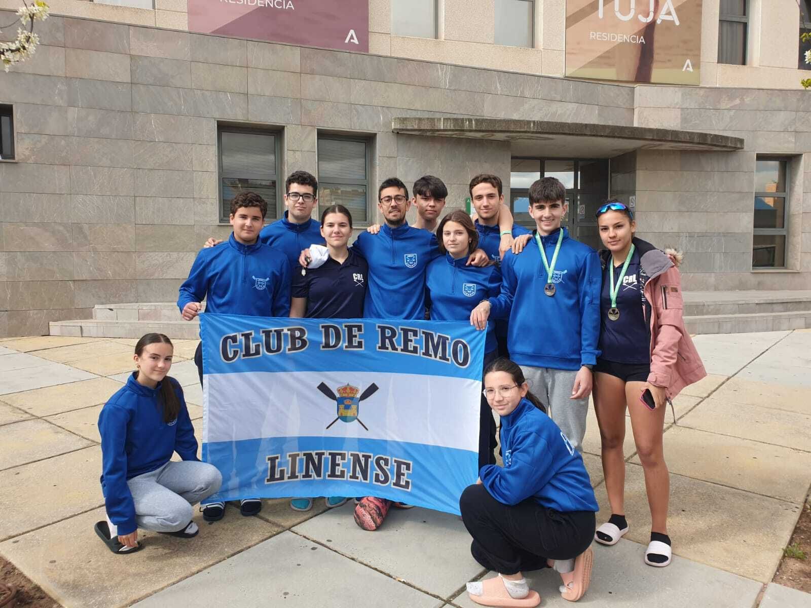 Varios de los competidores del Club de Remo Linense