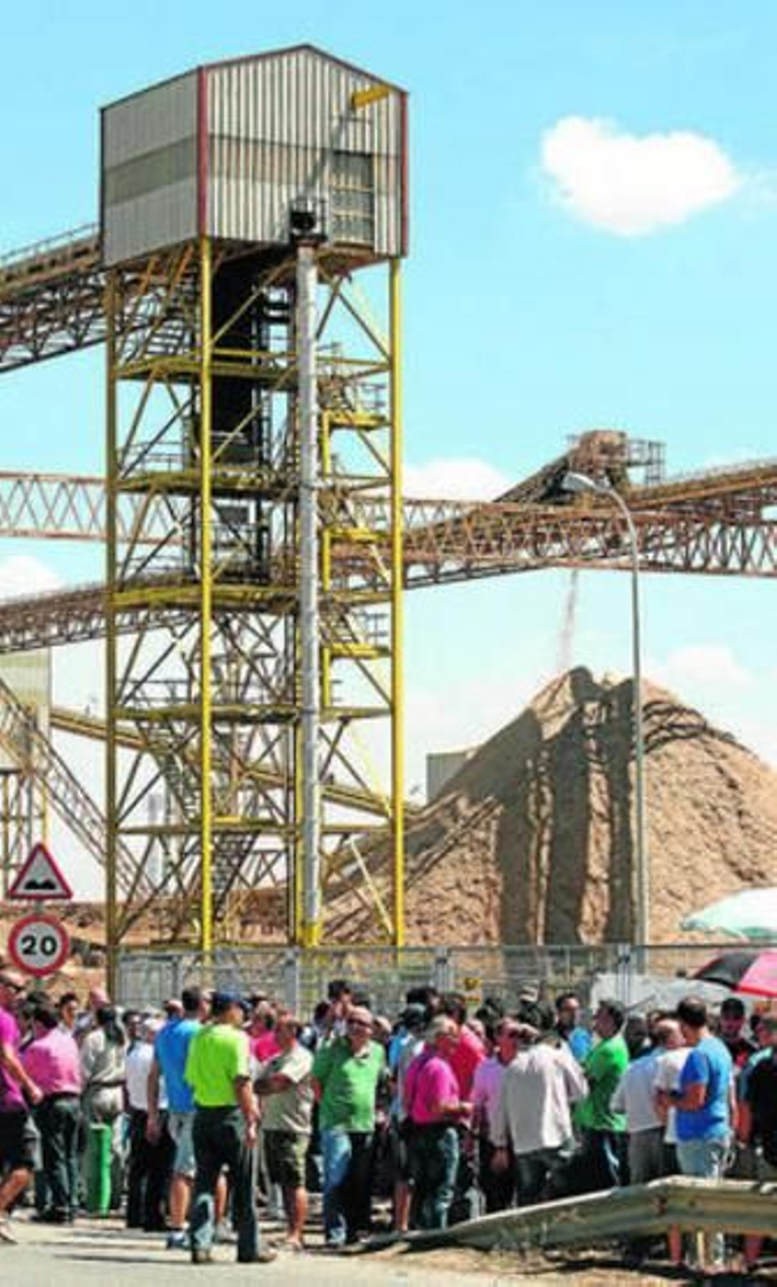 Concentración de un grupo de trabajadores ante la fábrica de Ence.