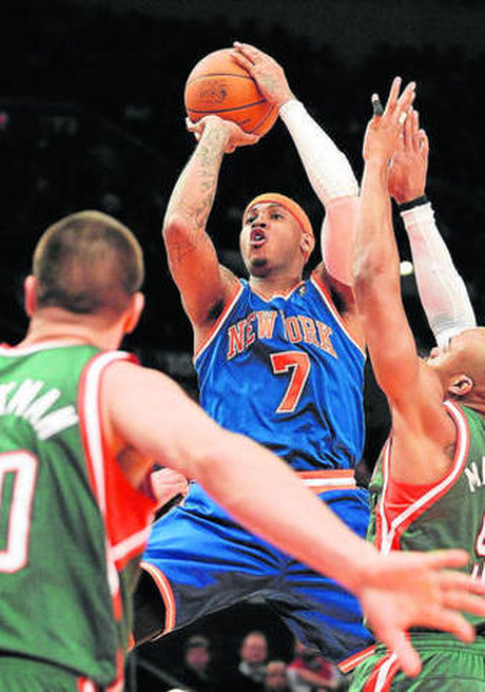 Anthony se dispone a lanzar ante Brockman y Maggette.