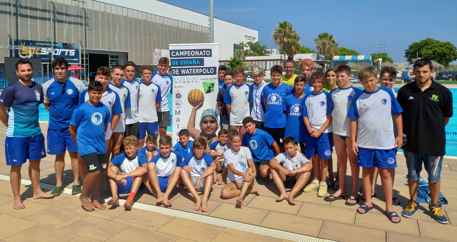 Jugadores del CW Málaga y el CN Sabadell, durante el intercambio en Inacua.