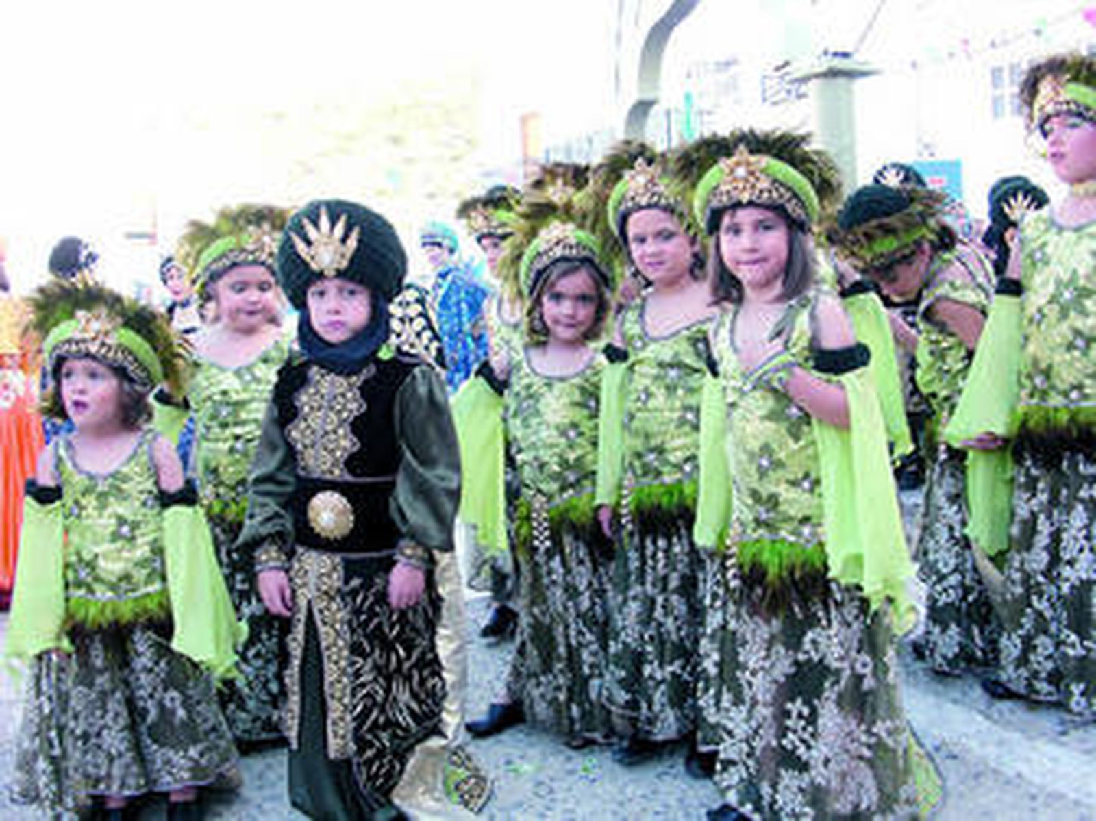 Los jóvenes valores de la fiesta, un niño posa junto a un grupo de niñas ataviadas con trajes típicos.