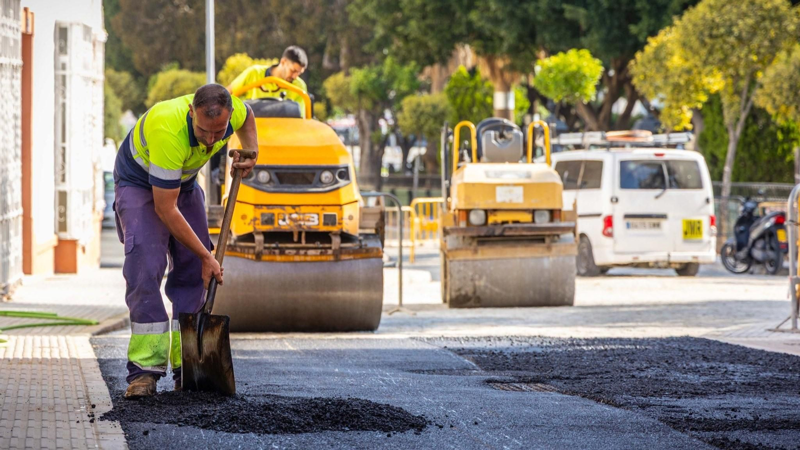 Trabajos de asfaltado en la calle Doctor Erostarbe, en San Fernando