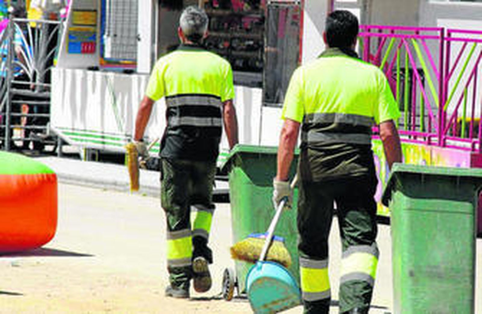 Dos operarios del servicio de limpieza, ayer Lunes de Feria de ronda por el recinto.