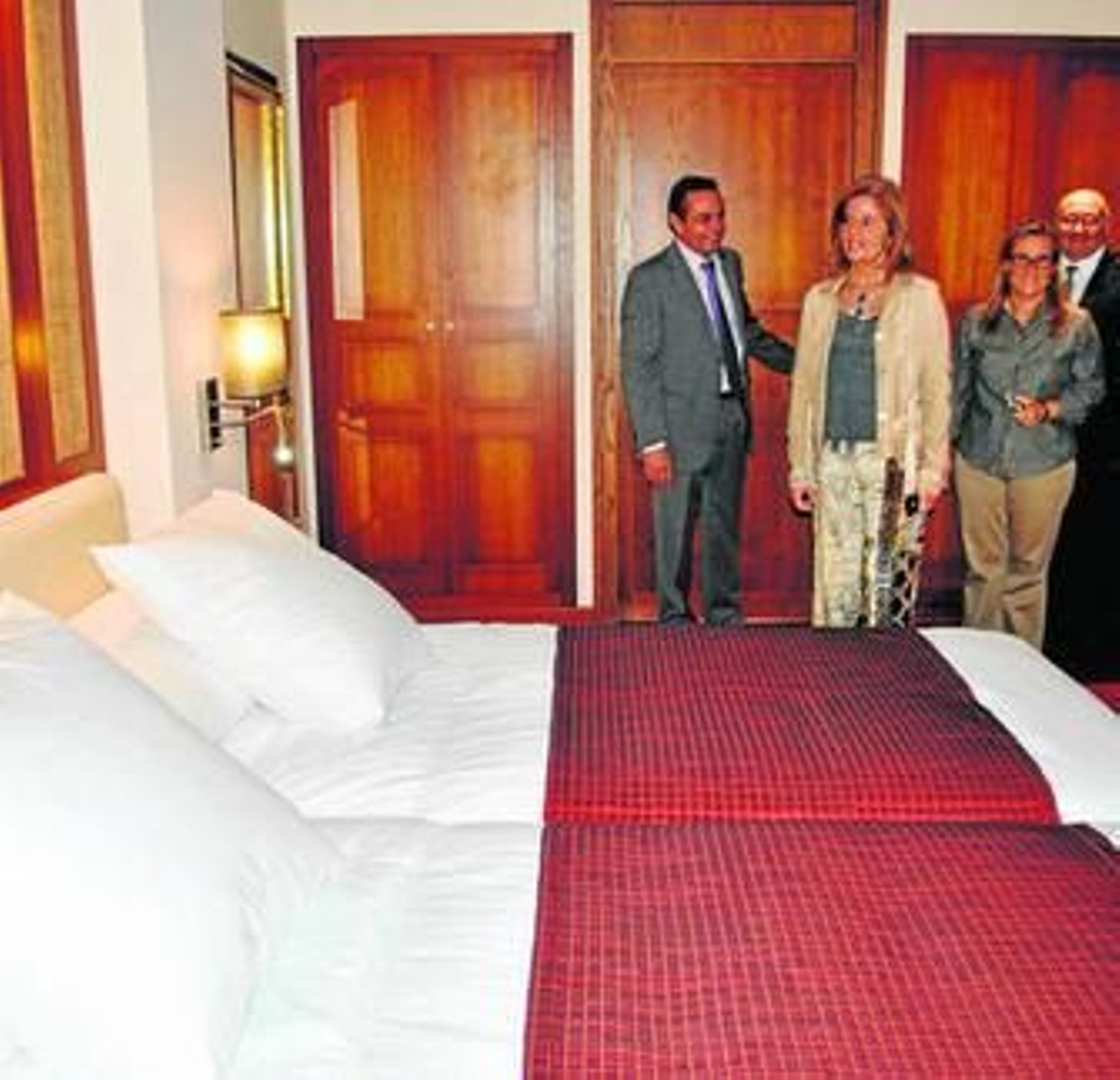 La alcaldesa de Fuengirola, Esperanza Oña, visita una de las habitaciones.