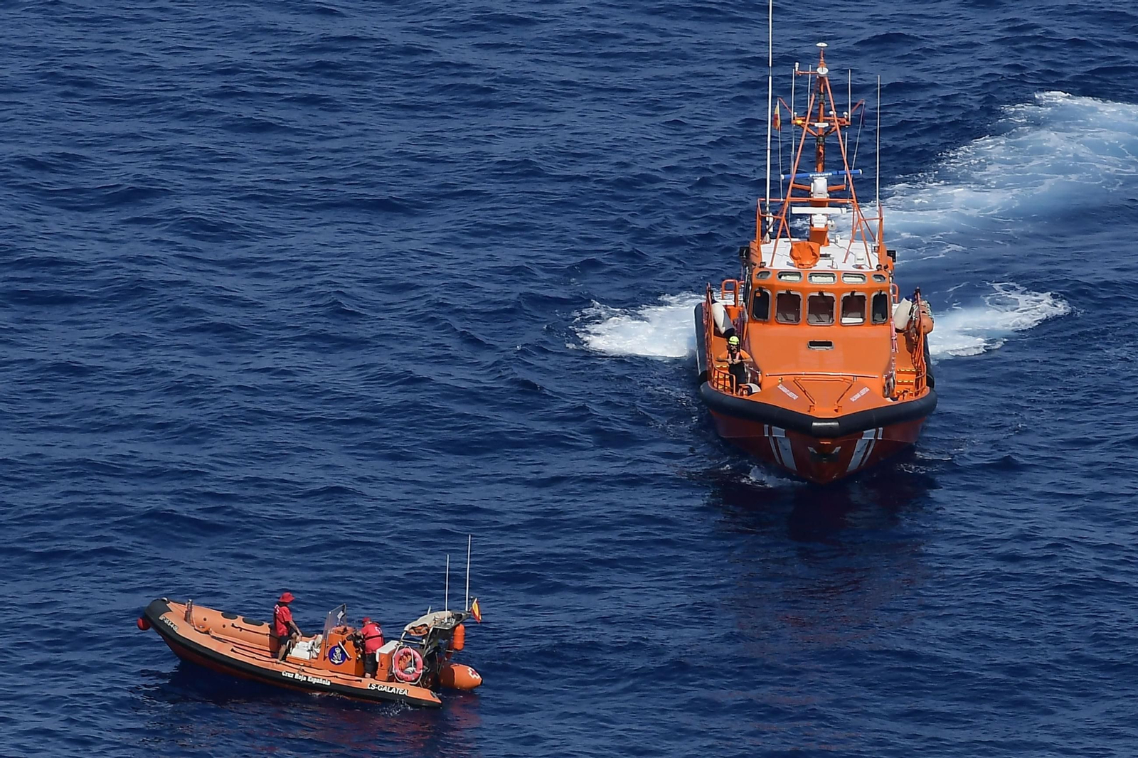 La Guardia Civil, durante el operativo de búsqueda de los dos cuerpos desaparecidos tras un accidente de avioneta en Mallorca.