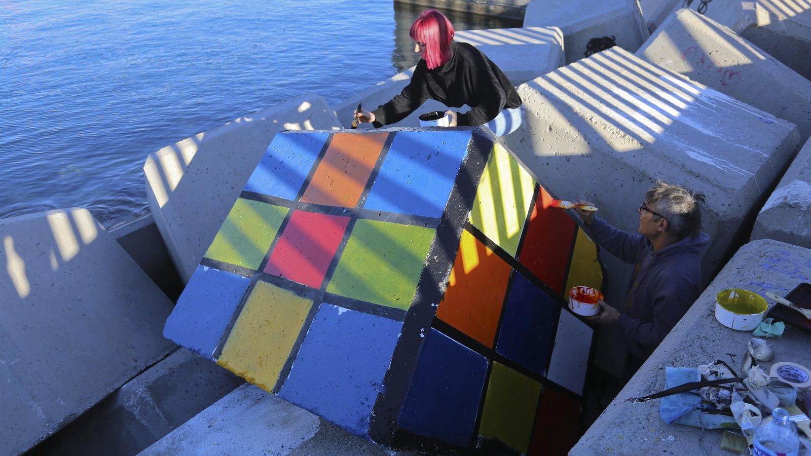 Artistas continúan con la mejora de la obra