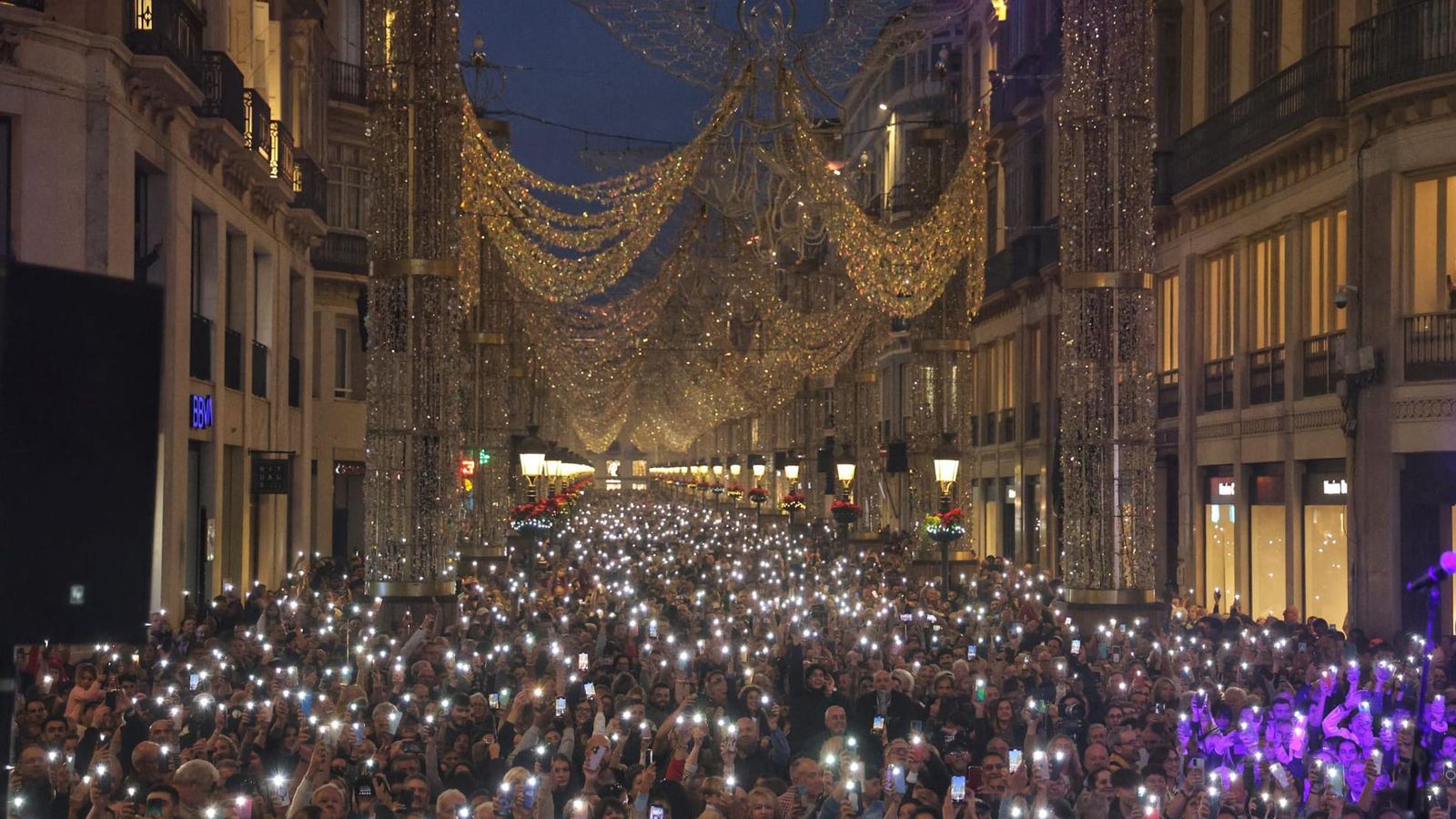 La calle Larios ya iluminada por la decoración Navideña La calle Larios ya iluminada por la decoración Navideña