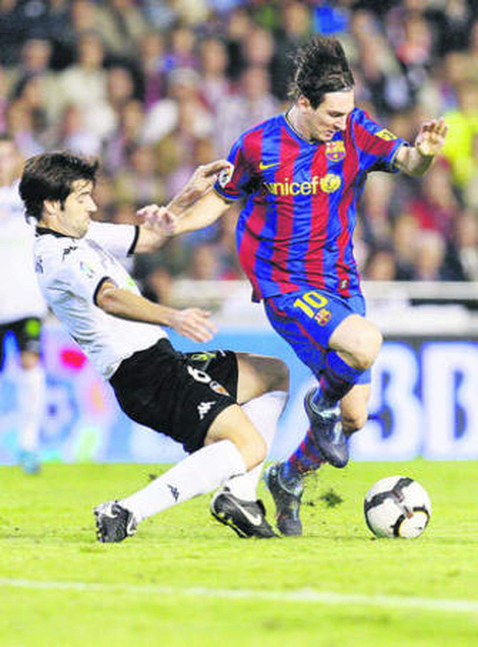 Messi trata de zafarse de Albeda en Mestalla.