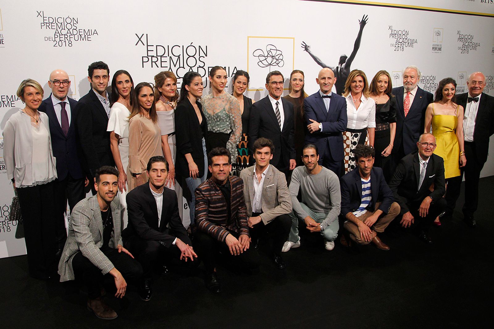 Foto de familia de representantes de la Academia, premiados e invitados famosos.