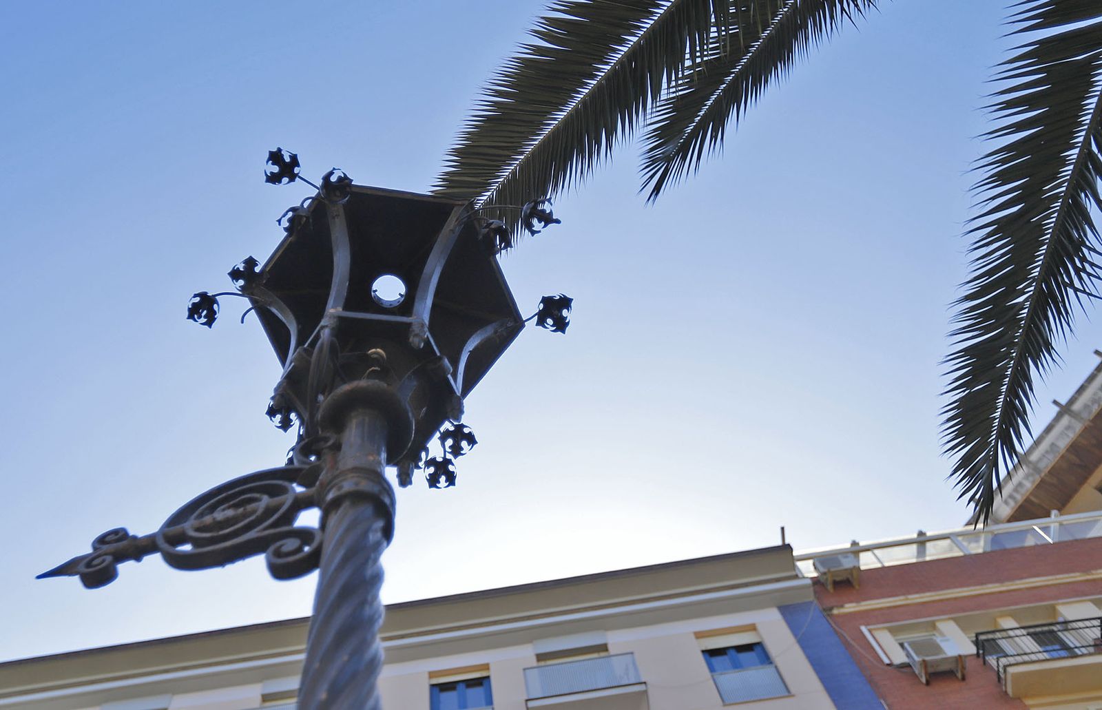 Farolas de las Antiguas oficinas de la línea Huelva-Zafra, hoy delegación de Turismo de la Junta