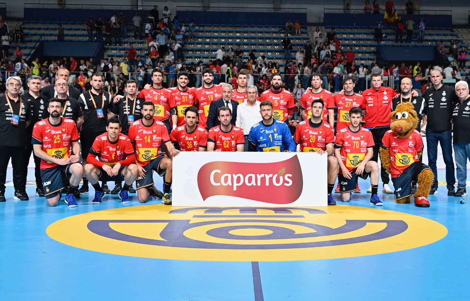 Selección Española de Balonmano posando con un rótulo de Caparrós.