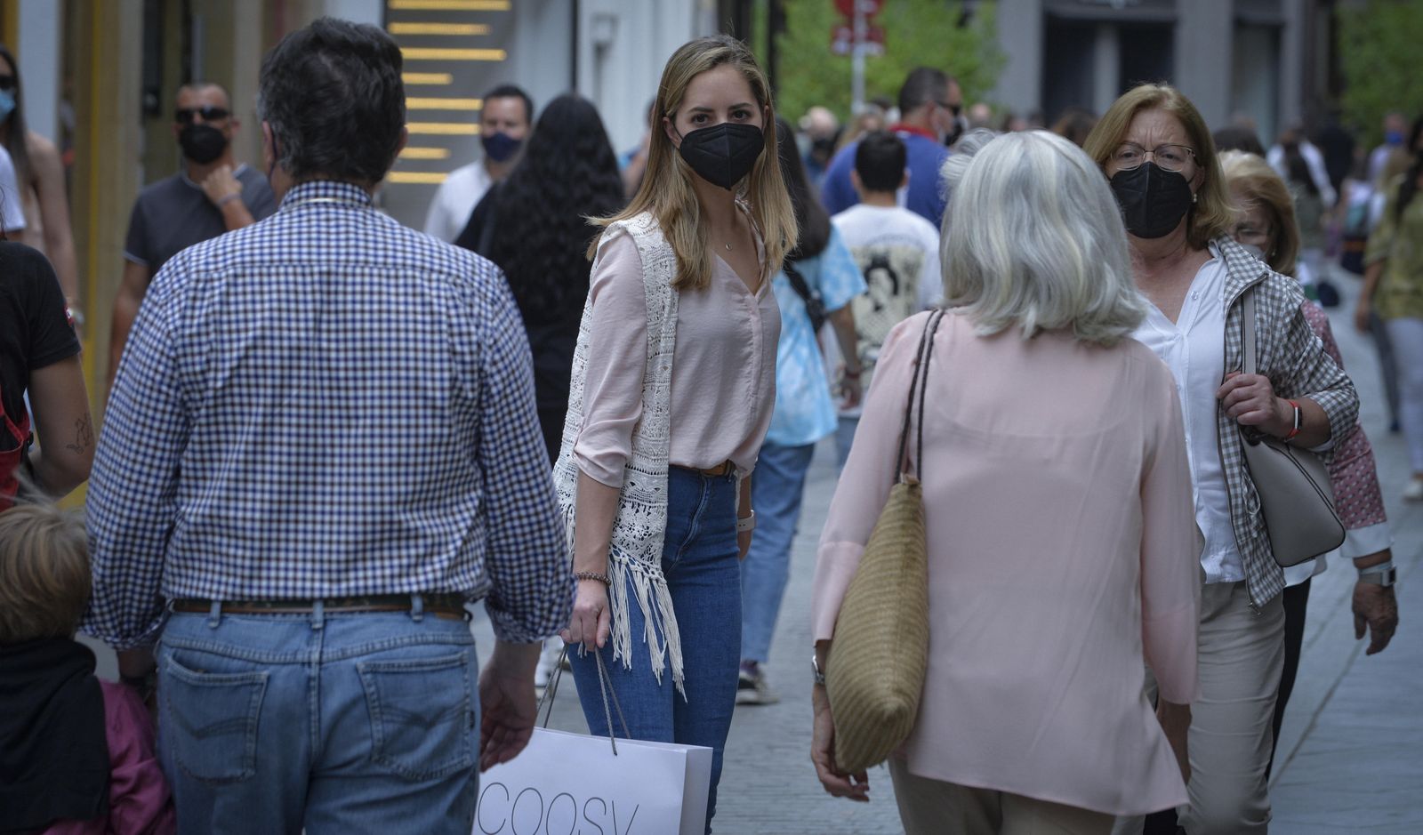 Una concurrida calle del centro de la ciudad de Sevilla.