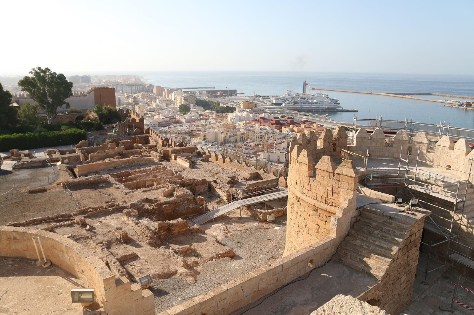 Vistas de la ciudad de Almería desde las murallas de la Alcazaba.