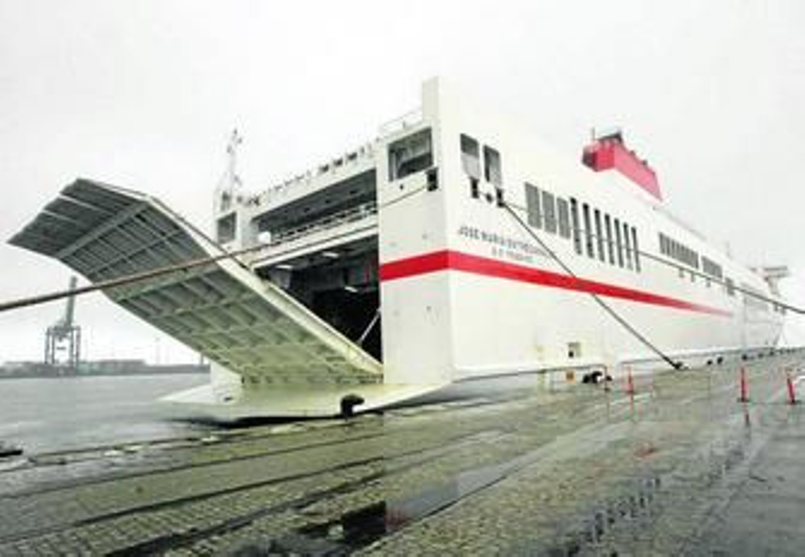 Uno de los buques de Acciona Trasmediterránea en su nueva terminal ro-ro de Cádiz.