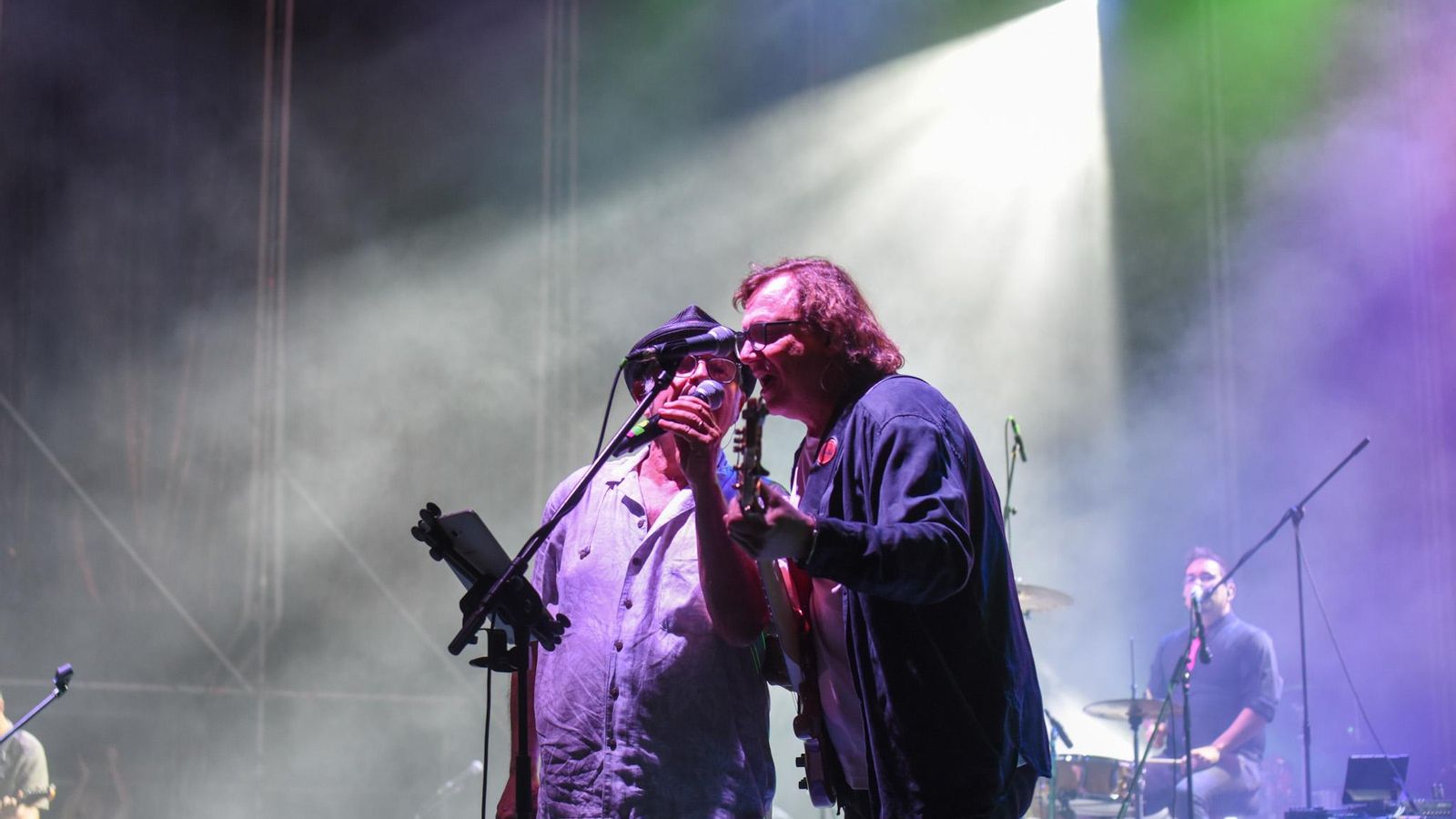 José María Guzman presta su micrófono a Juan Villaseñor en el miniconcierto de Cadillac