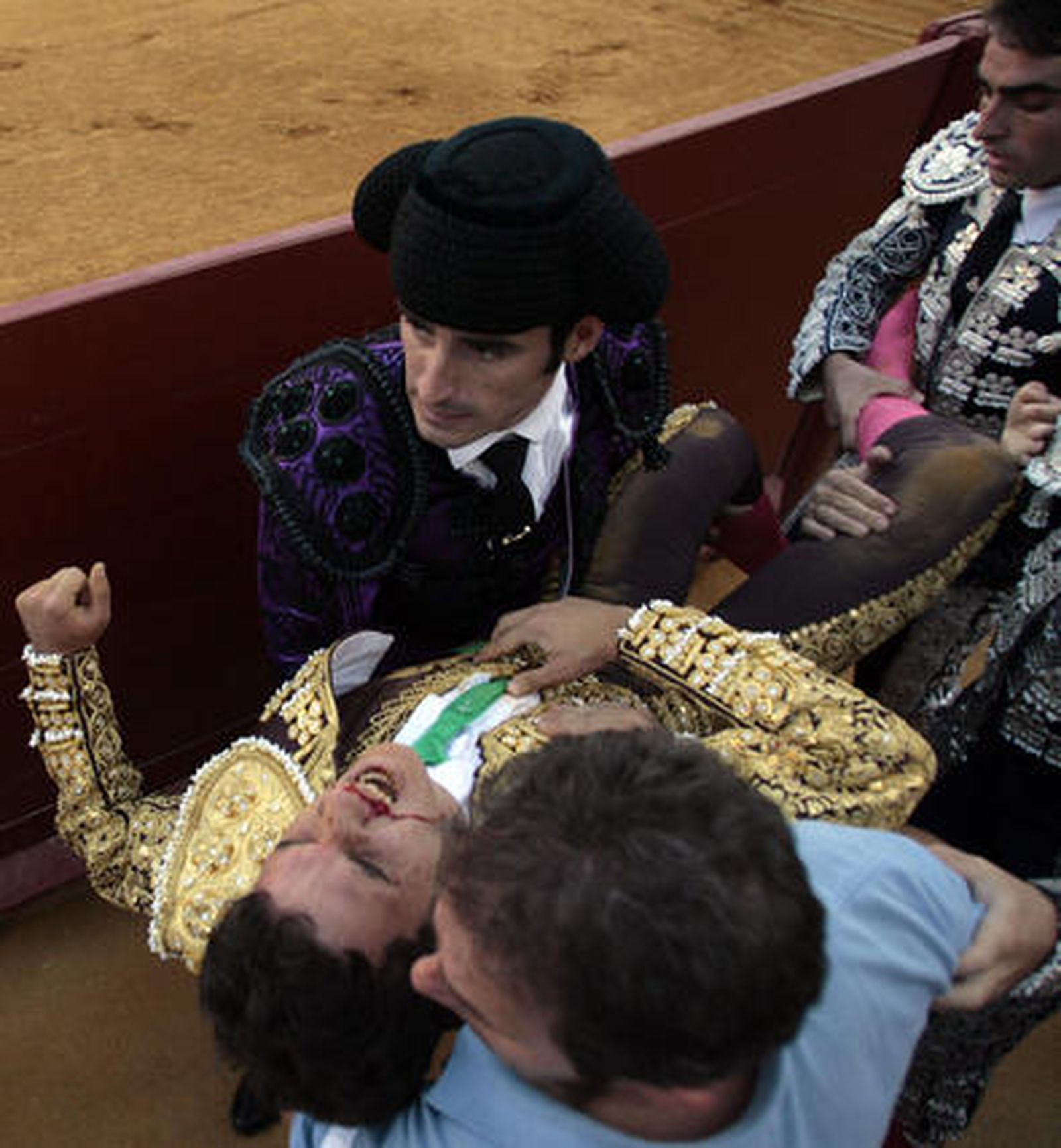 Espiliú muestra gestos de dolor mientras es trasladado a la enfermería.

Foto: Juan Carlos Muñoz