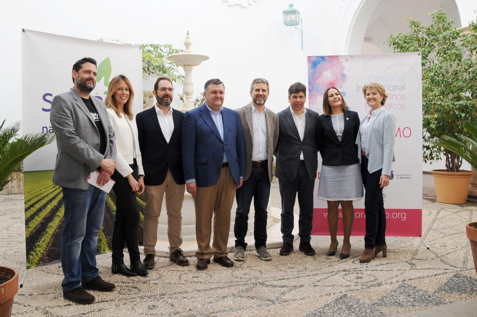 Representantes institucionales y de Ecovalia, ayer en el Palacio de la Merced.