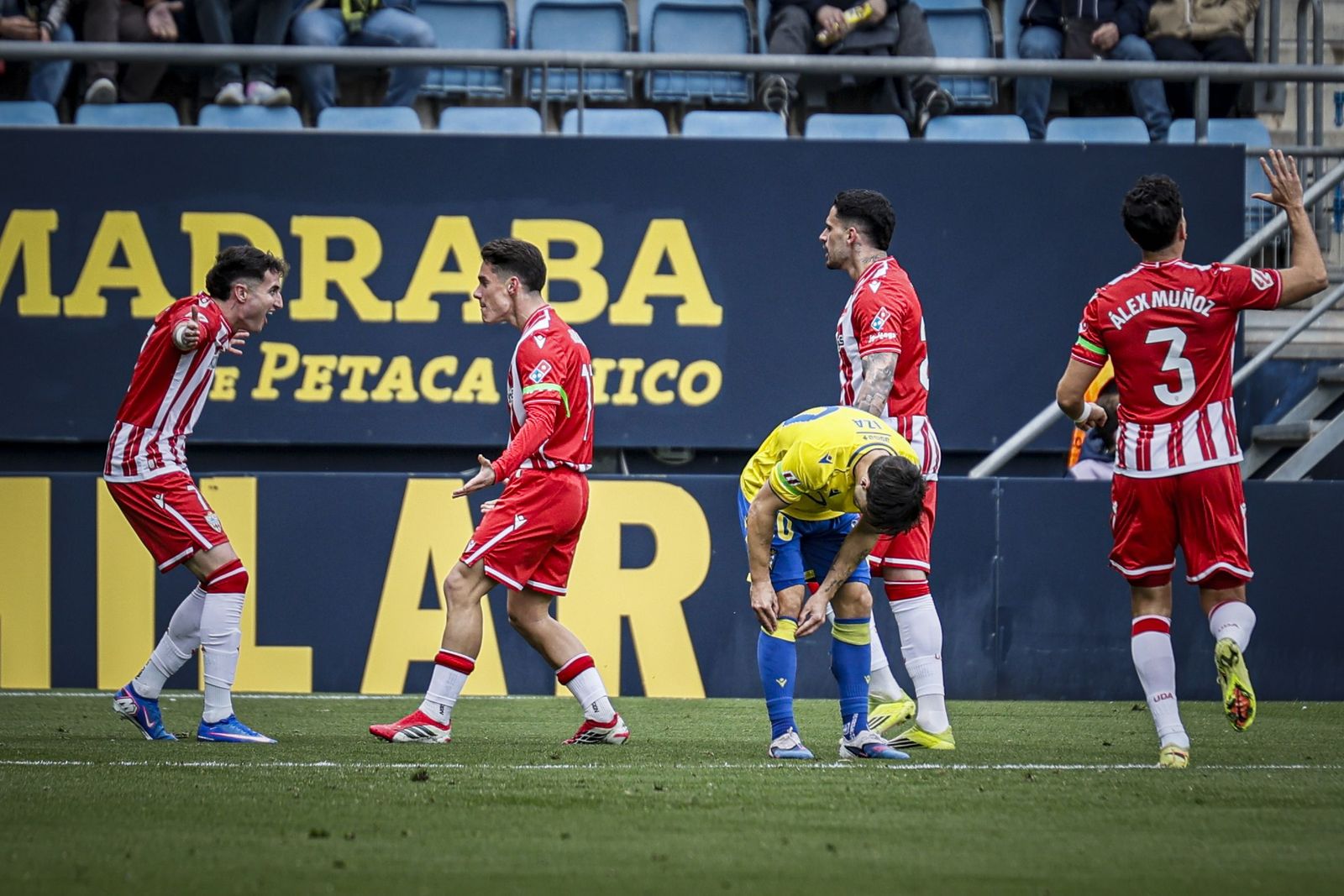 Búscate entre las imágenes del partido de fútbol Cádiz CF - UD Almería