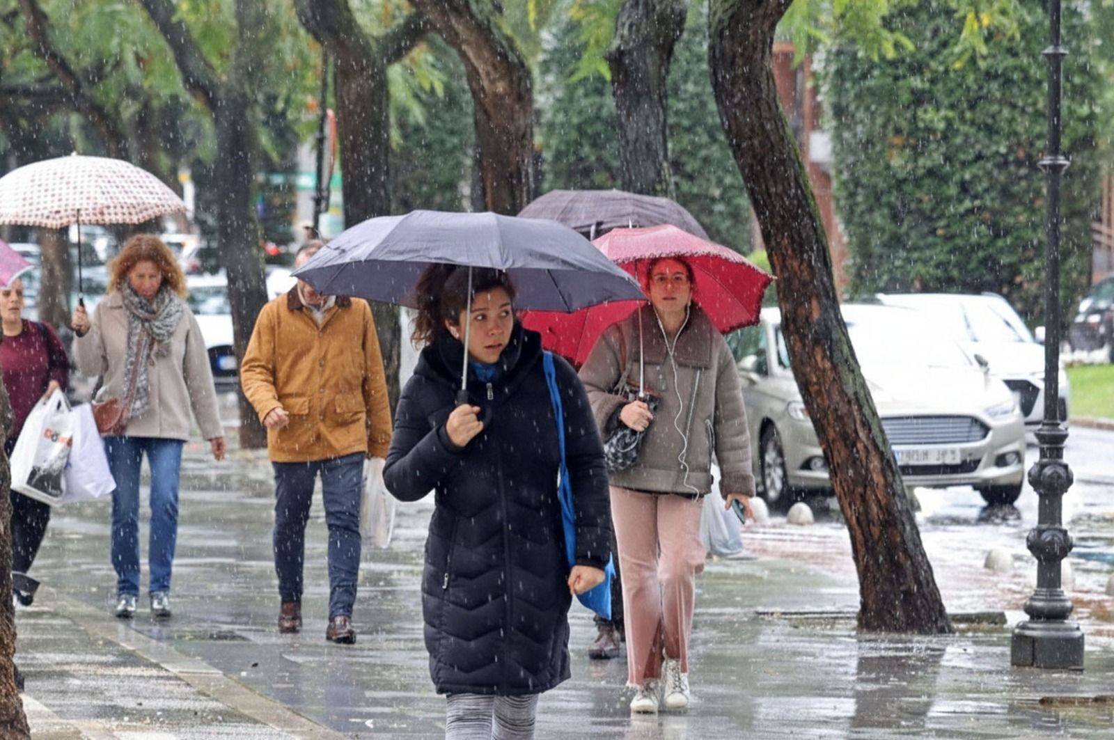 La lluvia haciendo acto de presencia en Huelva este martes.