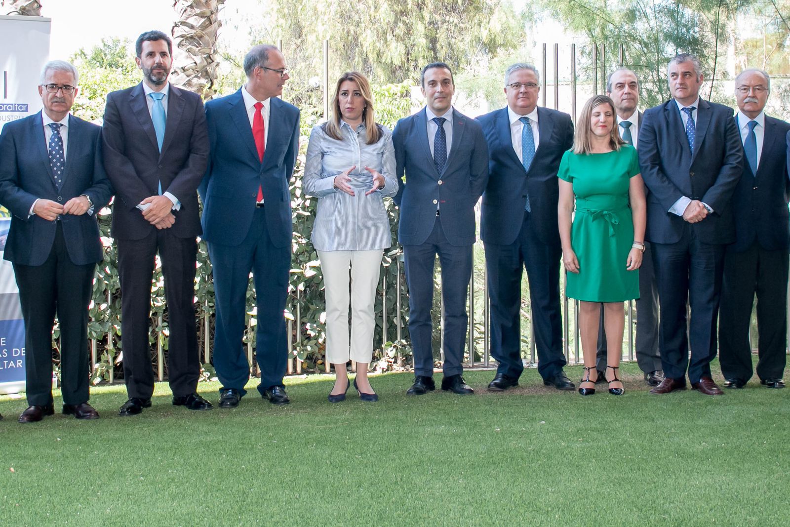 Fotografía de familia de los representantes de la industria de Campo de Gibraltar con la presidenta de la Junta, Susana Díaz.