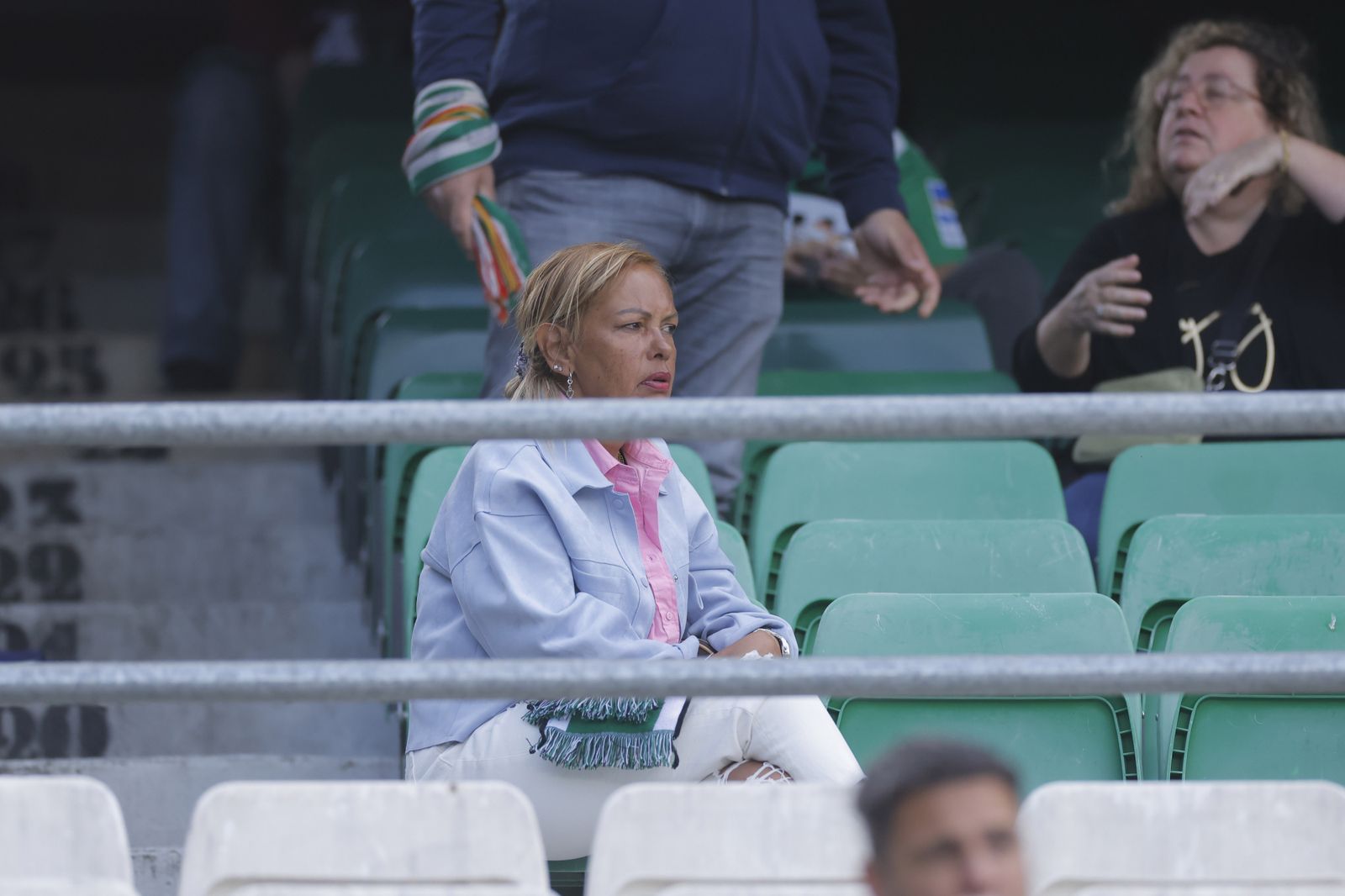 Búscate en las fotos del Betis-Manchester