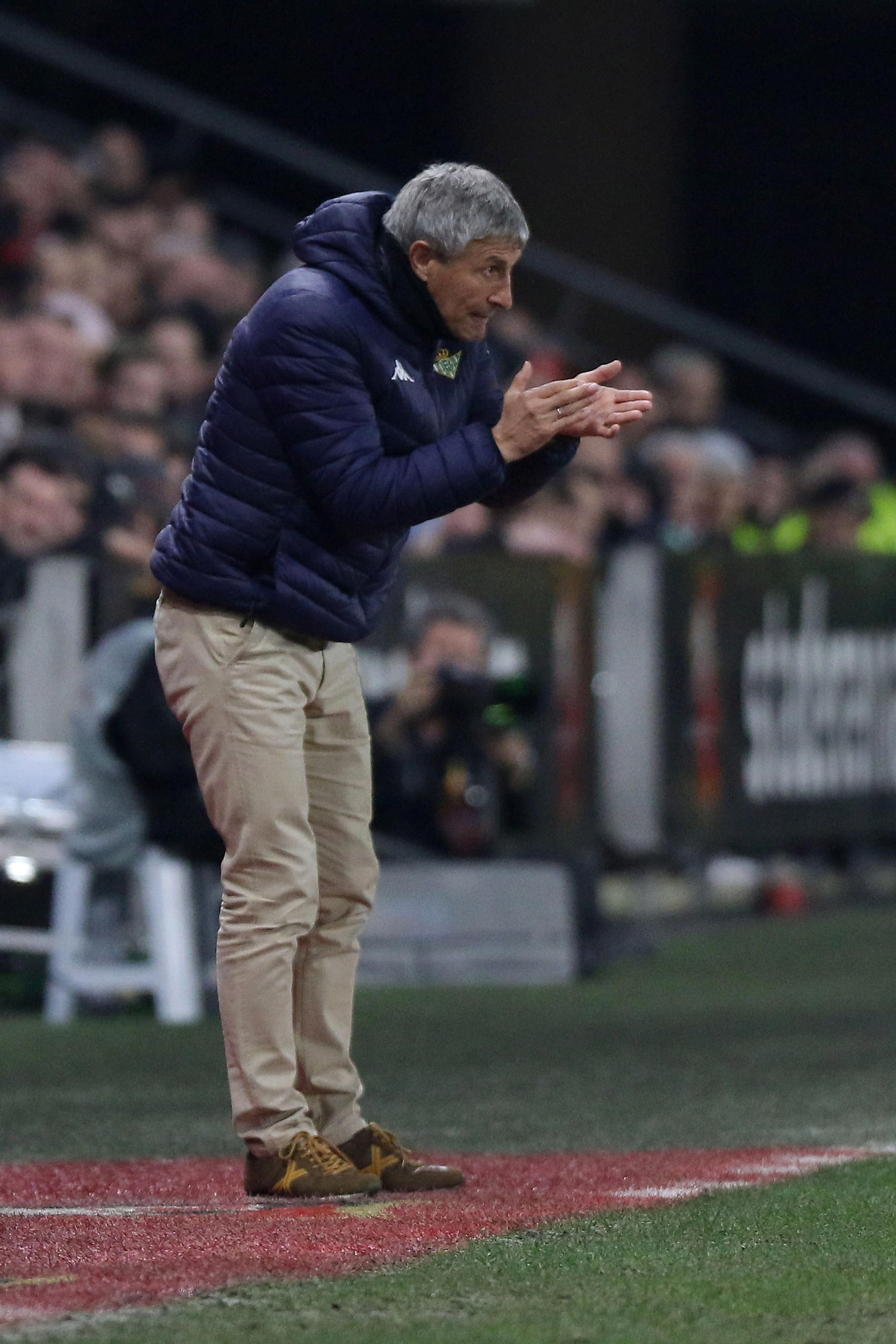 Setién, alentando a sus jugadores desde el área técnica durante el choque ante el Rennes.