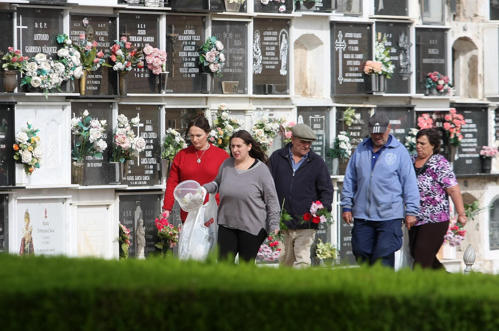 Imágenes del ambiente en el cementerio La Soledad, Huelva