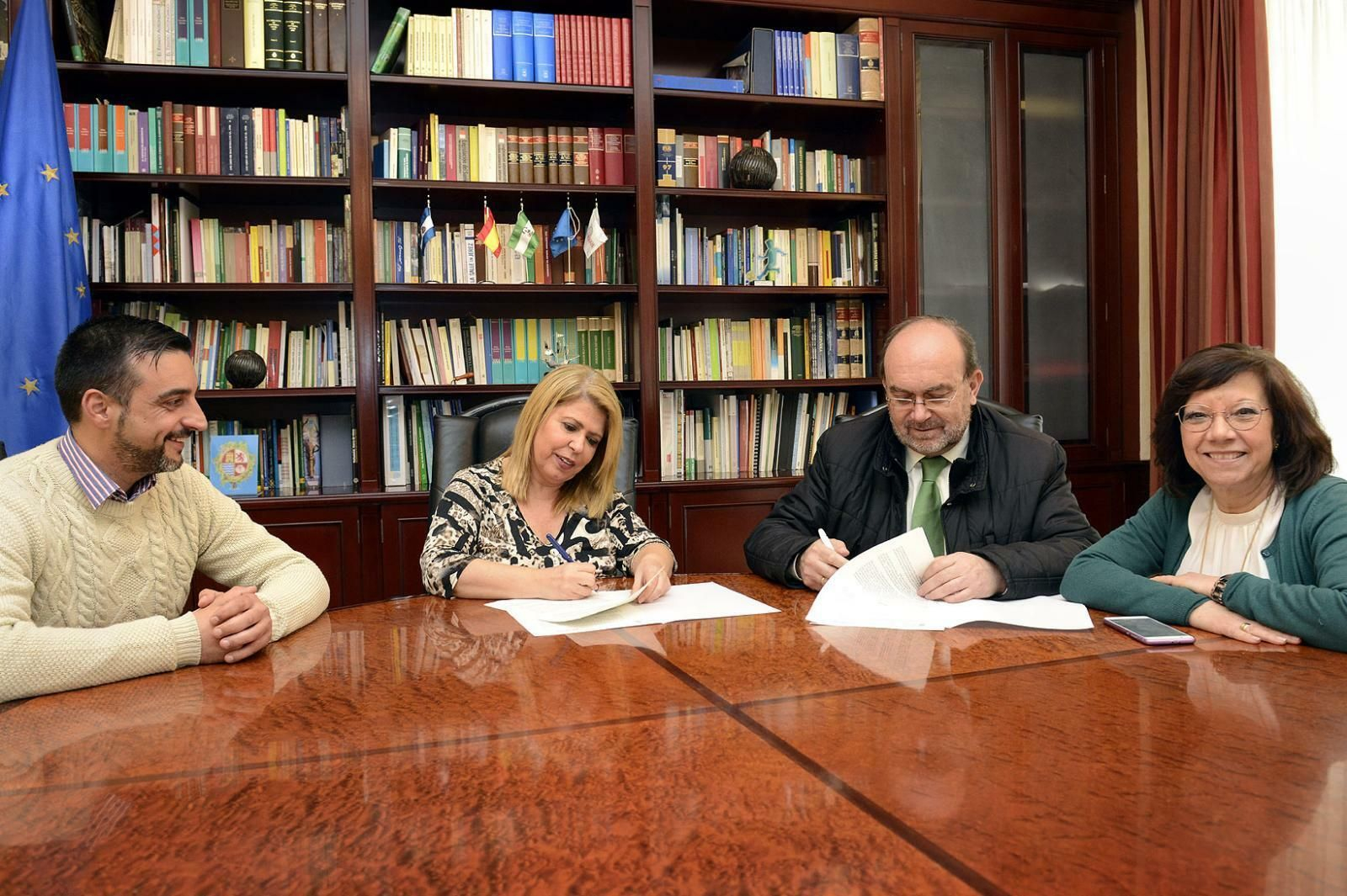 Momento de la firma entre los responsables municipales y Aquajerez.