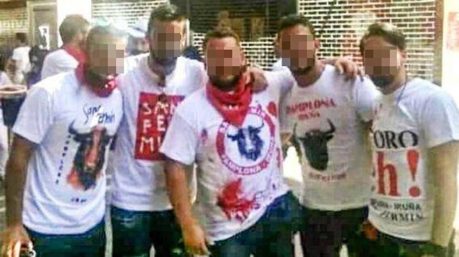 Los miembros de la 'manada' en los Sanfermines de 2016.