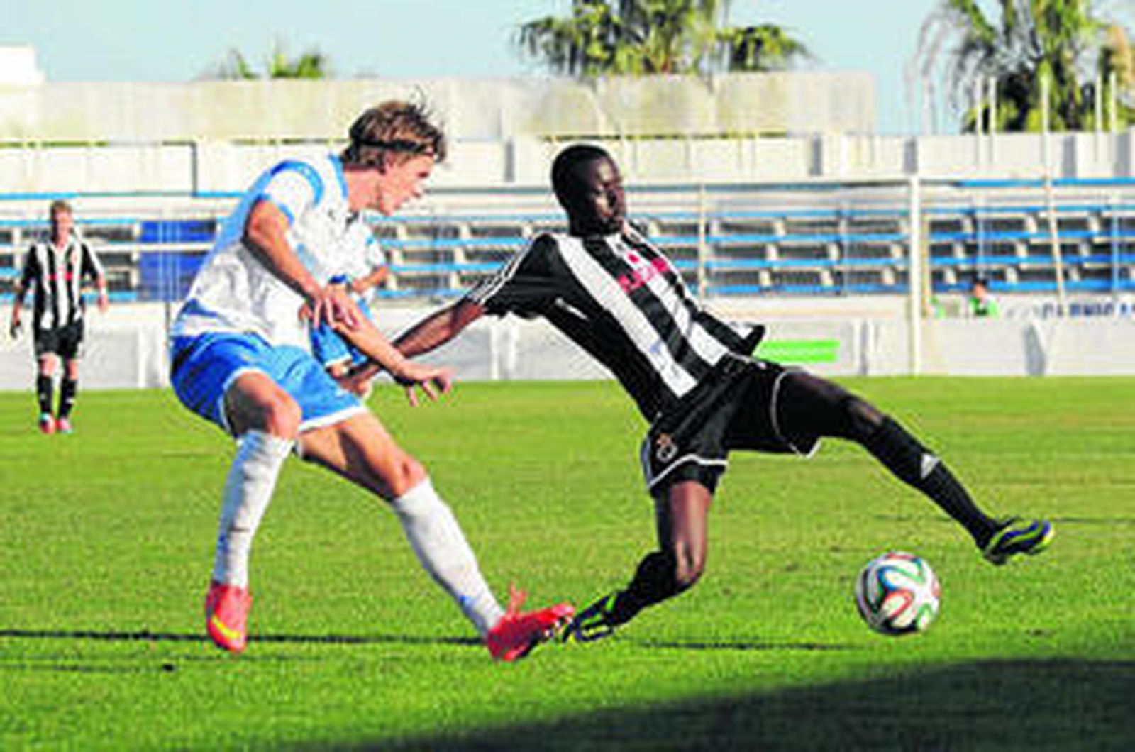 Fall intenta controlar el balón, acosado por un jugador del Marbella.