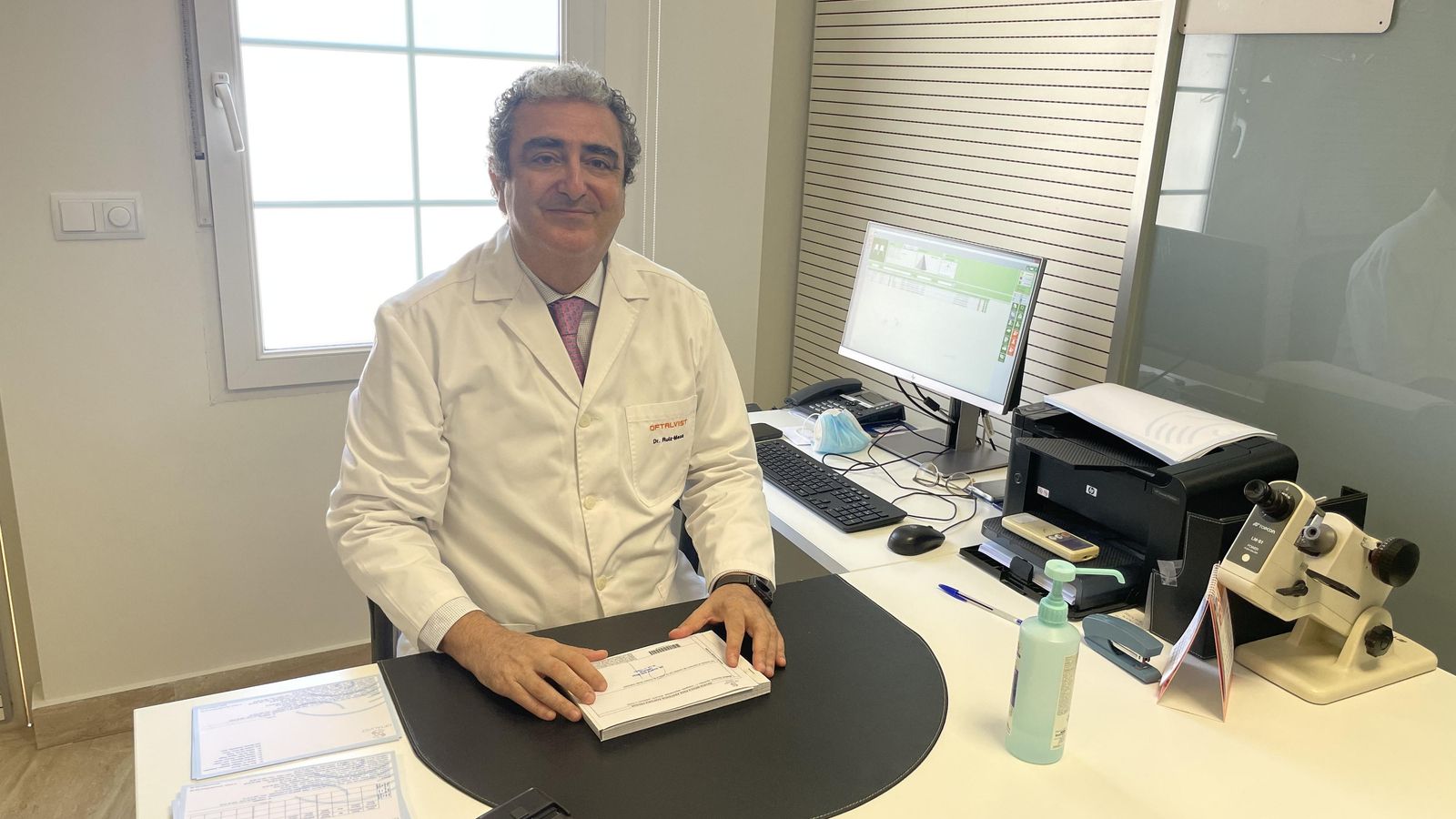 Ramón Ruíz Mesa en su consulta.