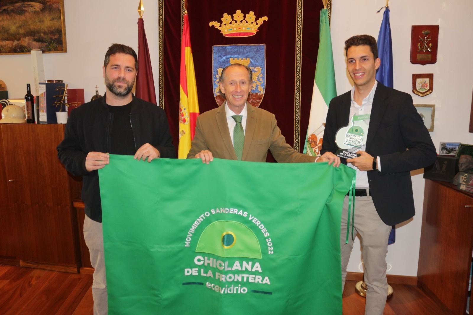 El alcalde y el delegado de Medio Ambiente sostienen el galardón.