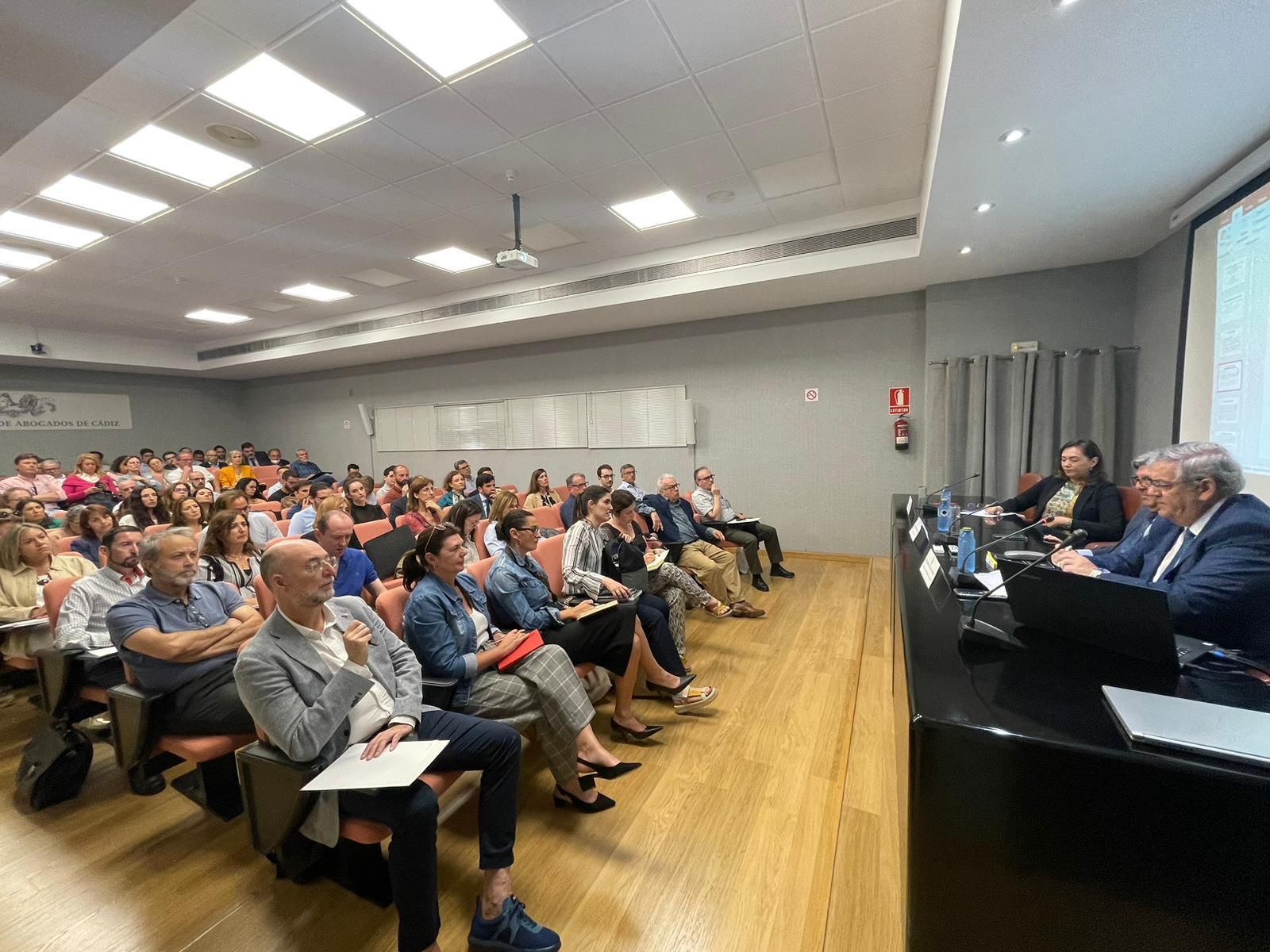 Lleno en el Colegio de Abogados para recibir la formación.