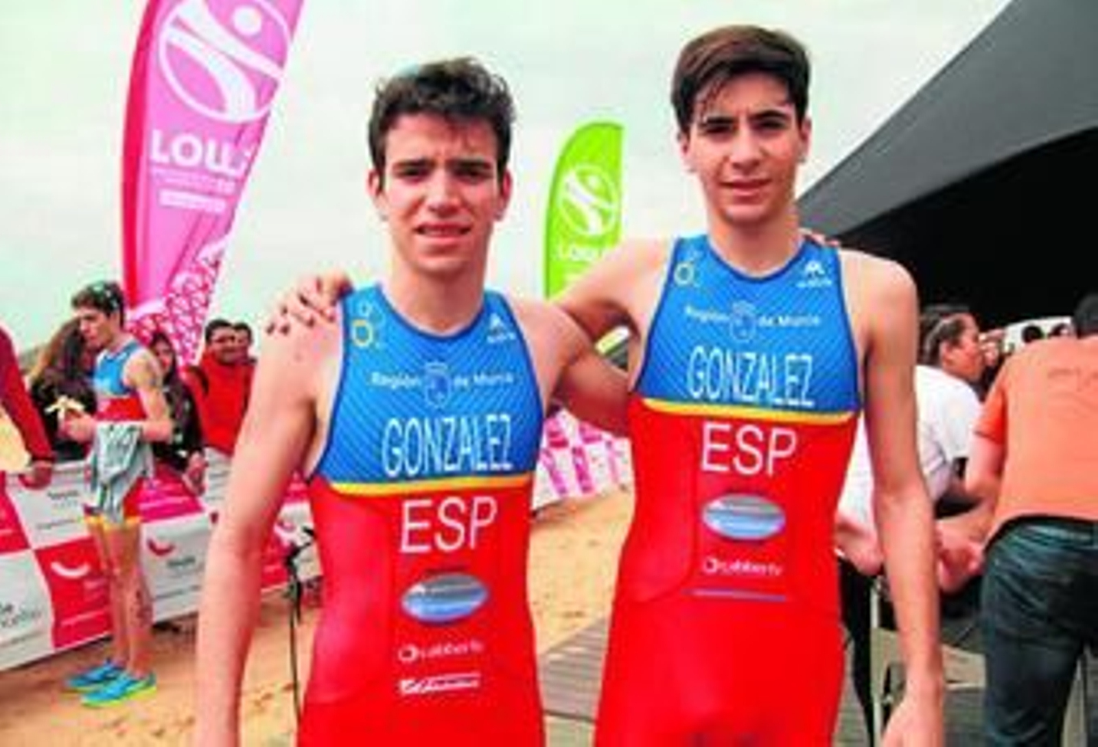 Los hermanos González durante la Copa de Europa de triatlón.