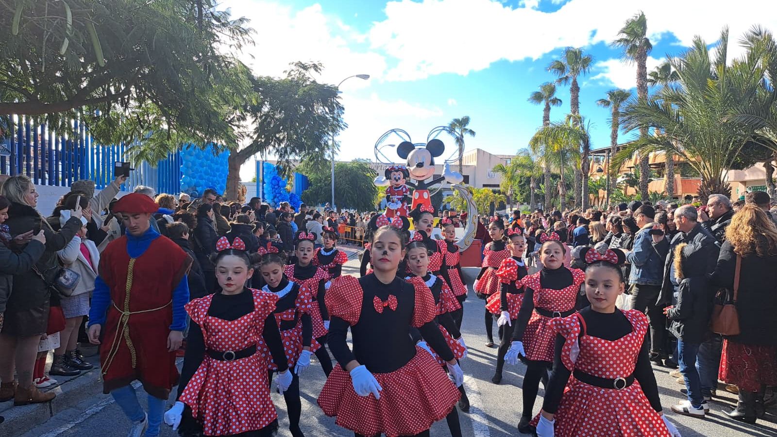 La cabalgata ha contado con grupos de baile y animación