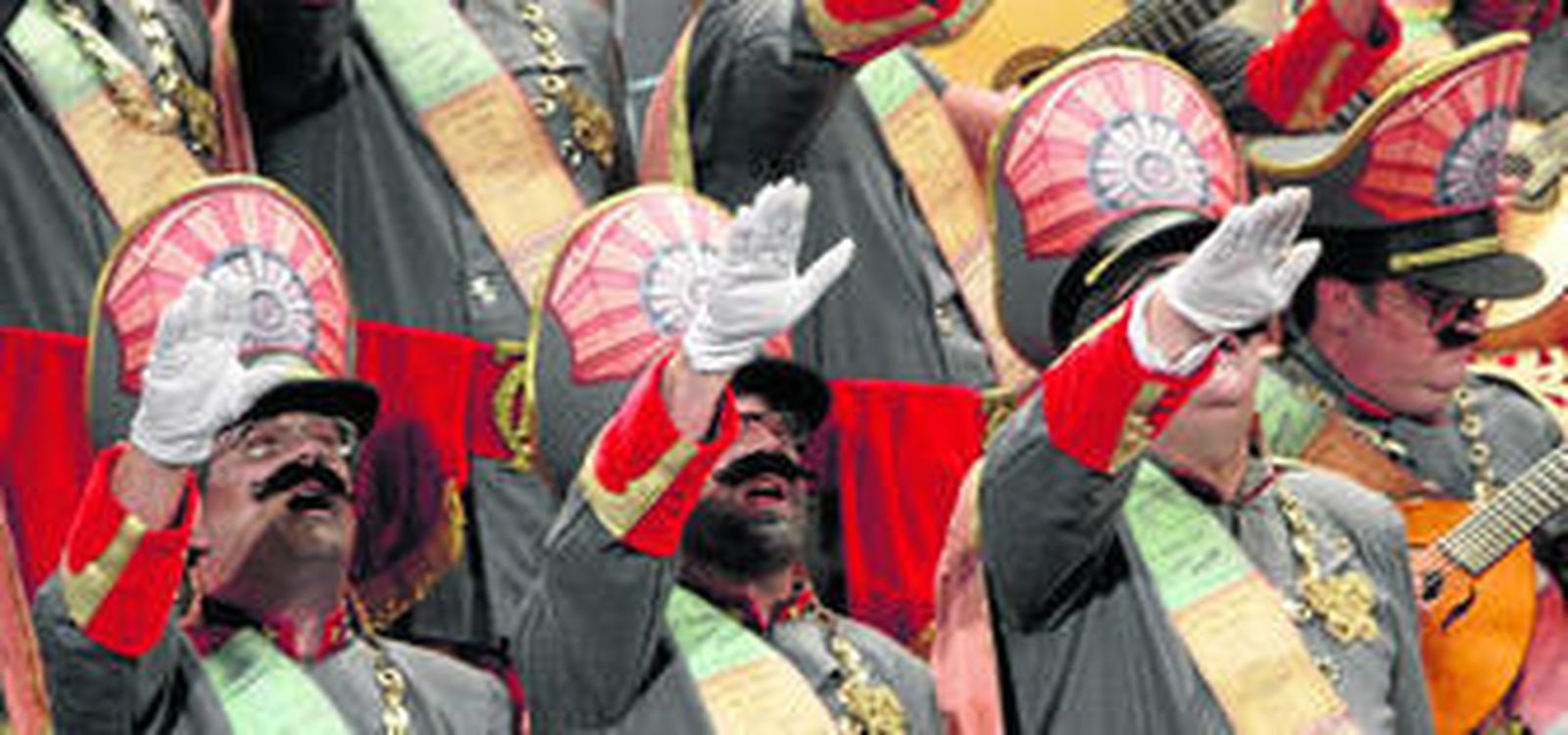 La final comenzará con 'Los dictadores', de Faly Pastrana, uno de los coros más premiados en el Carnaval de Cádiz, que destaca por su despliegue de voces y repertorio crítico.