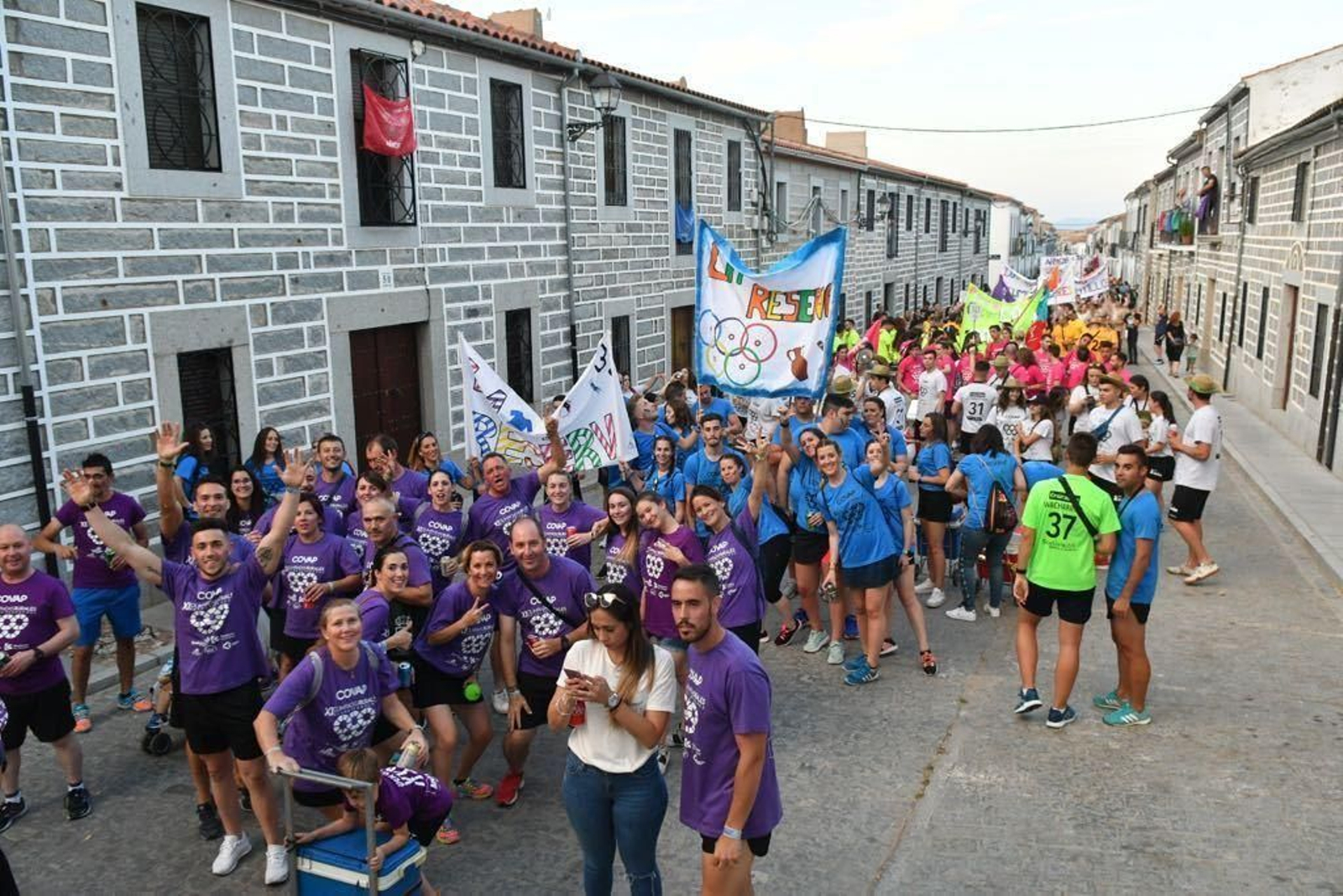 Multitudinario pasacalles de las delegaciones por una calle noriega.