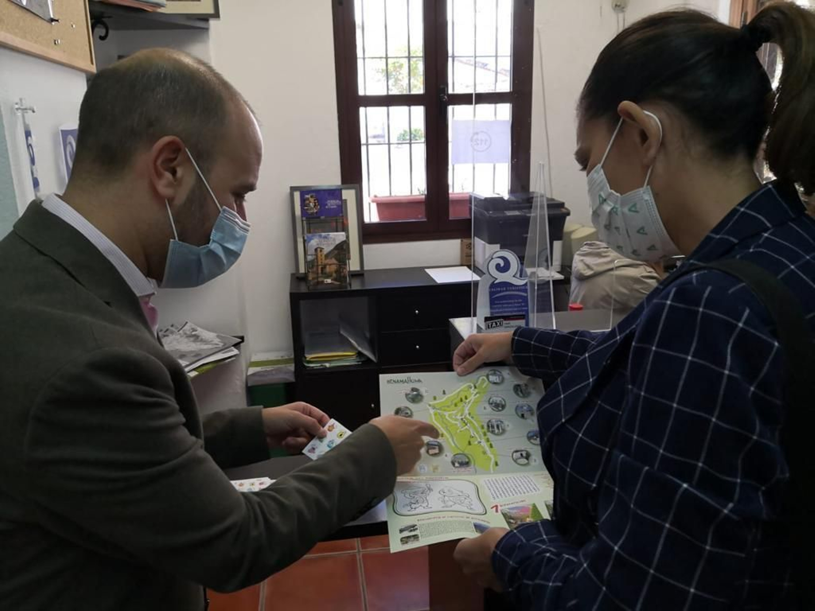 La delegada de Turismo de la Junta en Cádiz, María Jesús Herencia, y el alcalde Carlos Javier García, durante el encuentro.
