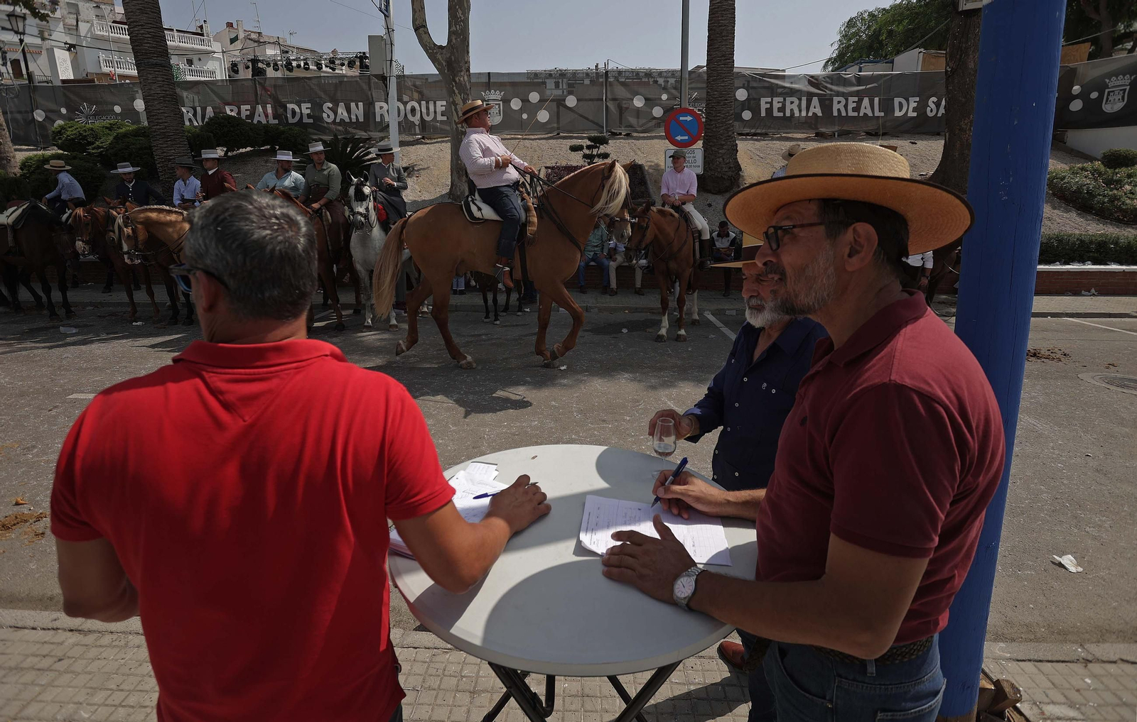 Búscate en las fotos del Domingo Rociero en la Feria Real de San Roque 2025