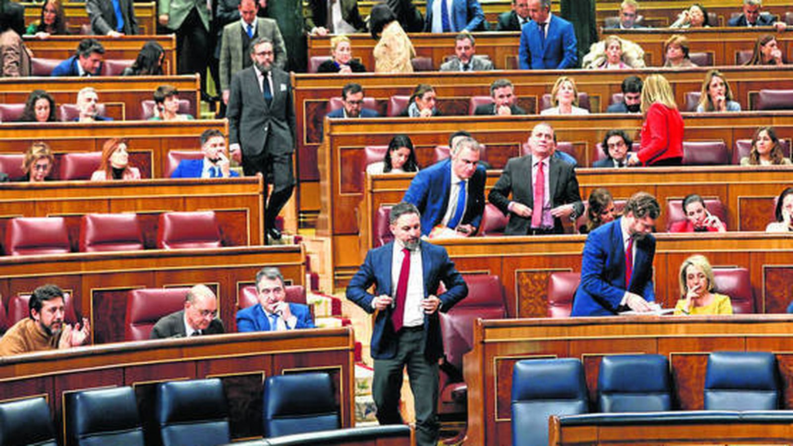 Un grupo de diputados abandona el hemiciclo en señal de protesta por la reforma de la pena de malversación y la eliminación de la sedición, en el Congreso.