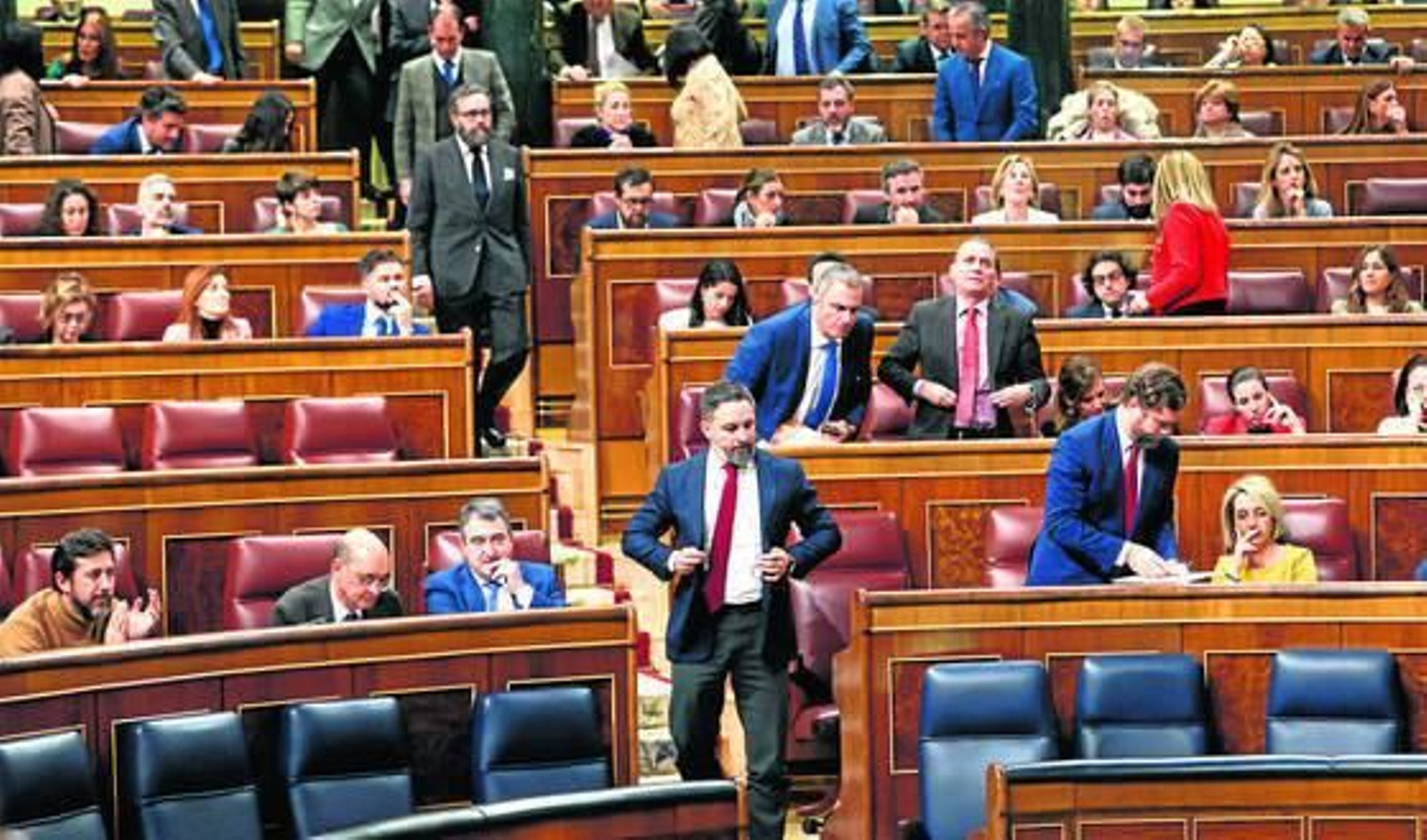 Un grupo de diputados abandona el hemiciclo en señal de protesta por la reforma de la pena de malversación y la eliminación de la sedición, en el Congreso.