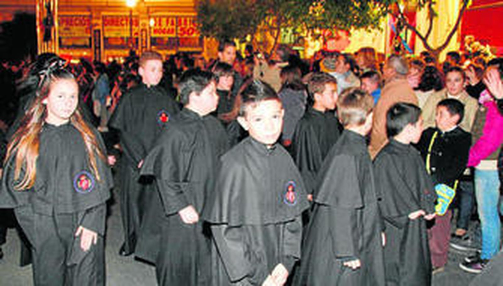 Los más pequeños no quisieron faltar a su cita anual con la Virgen de la Soledad, a la que arroparon con mucha ternura.