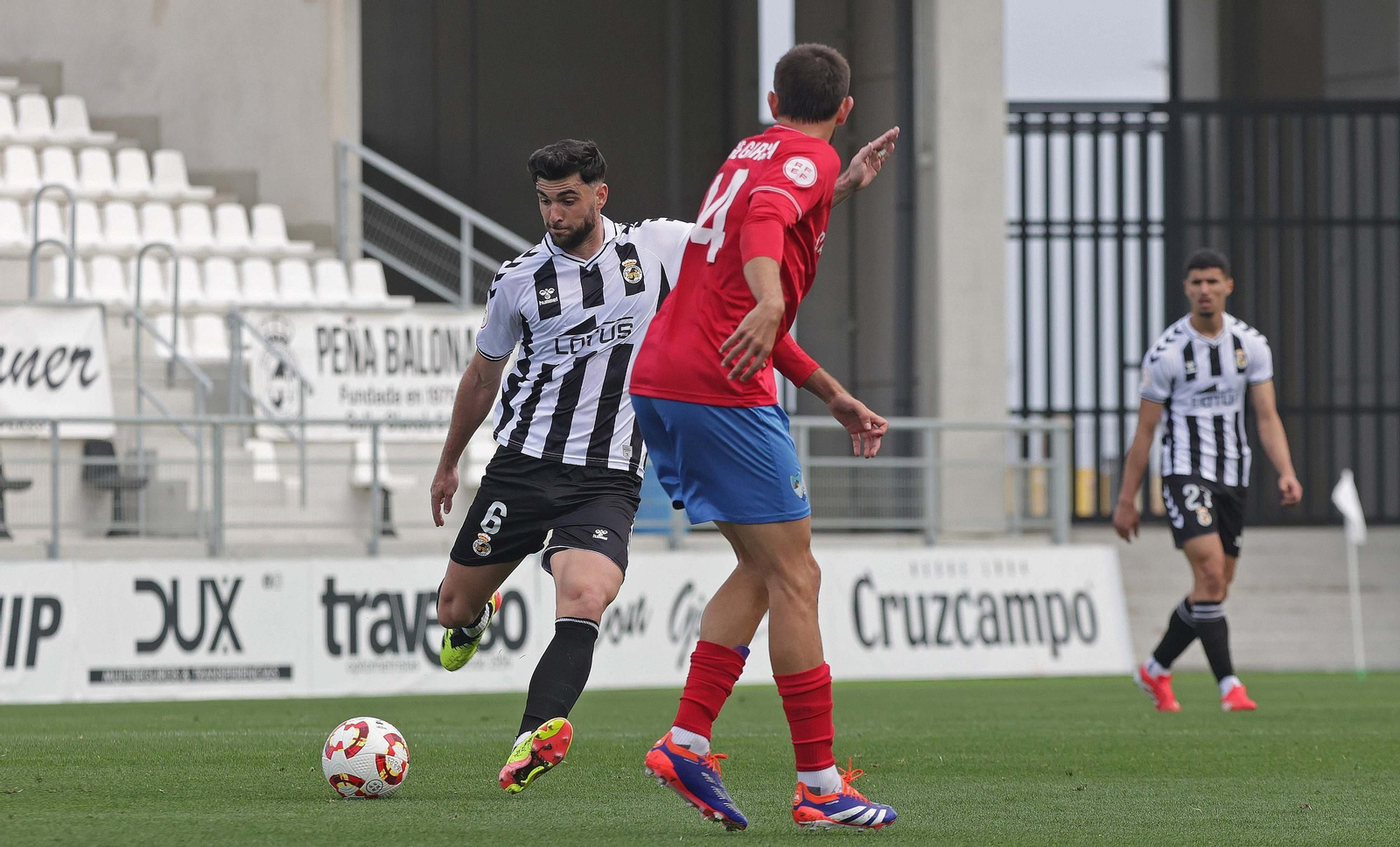 Toni Jou, en el duelo ante el Estepona en el Ciudad de La Línea.
