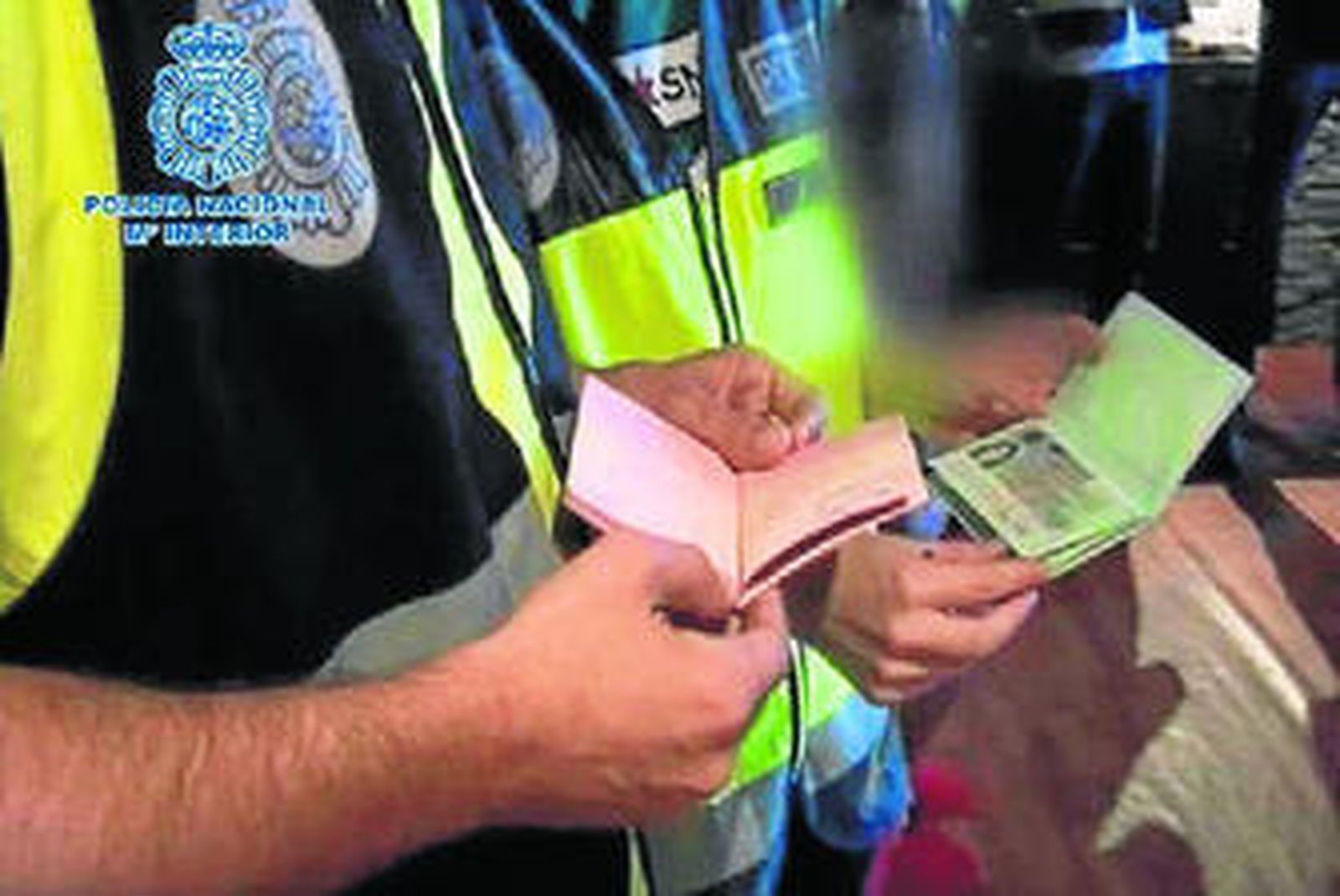 Dos agentes cotejan datos durante una intervención en un piso donde se ejerce la prostitución.