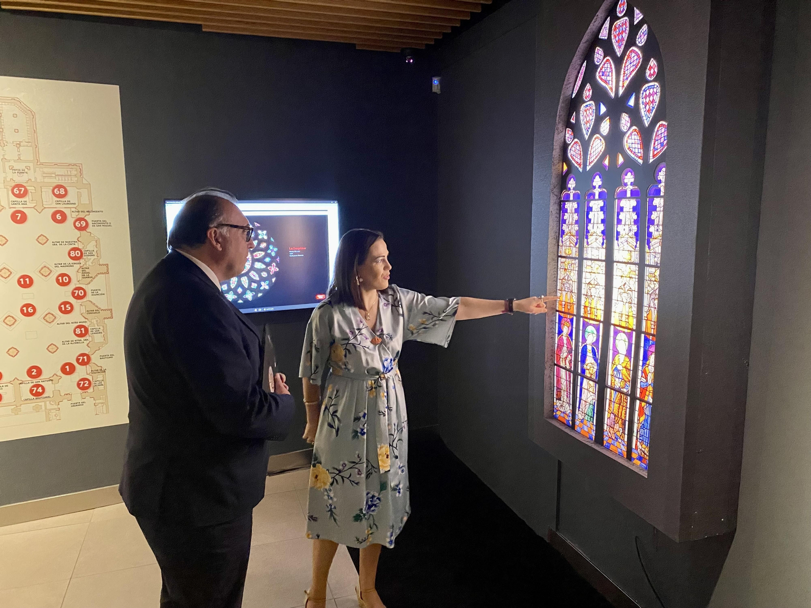 Ana Isabel Gamero explica la muestra a Arturo Bernal, consejero de Cultura, Turismo y Deporte de la Junta de Andalucía.