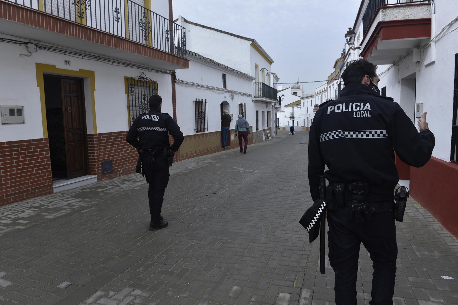Policías locales de Albaida, que ya están llamado y visitando a personas que deben estar confinadas.