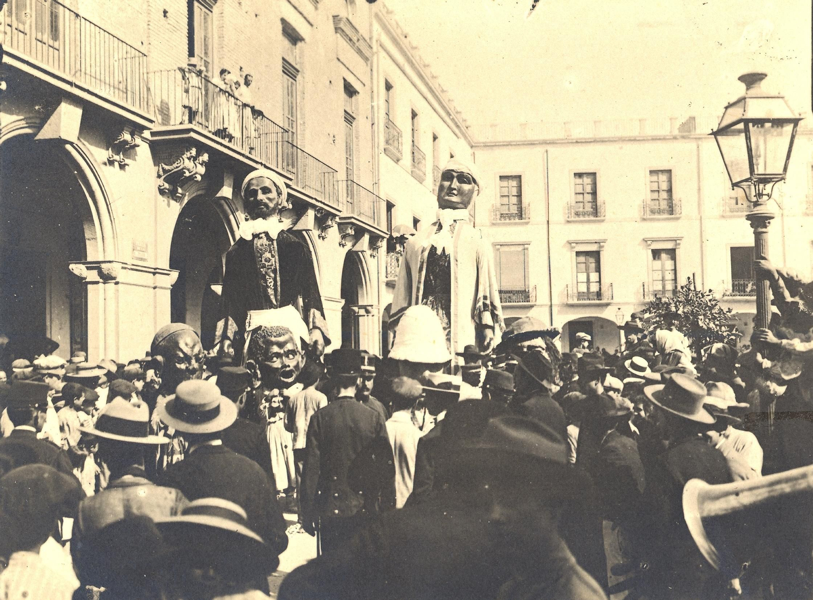 Imagen de gigantes y cabezudos en la Plaza del Ayuntamiento, un 18 de Agosto de 1903.