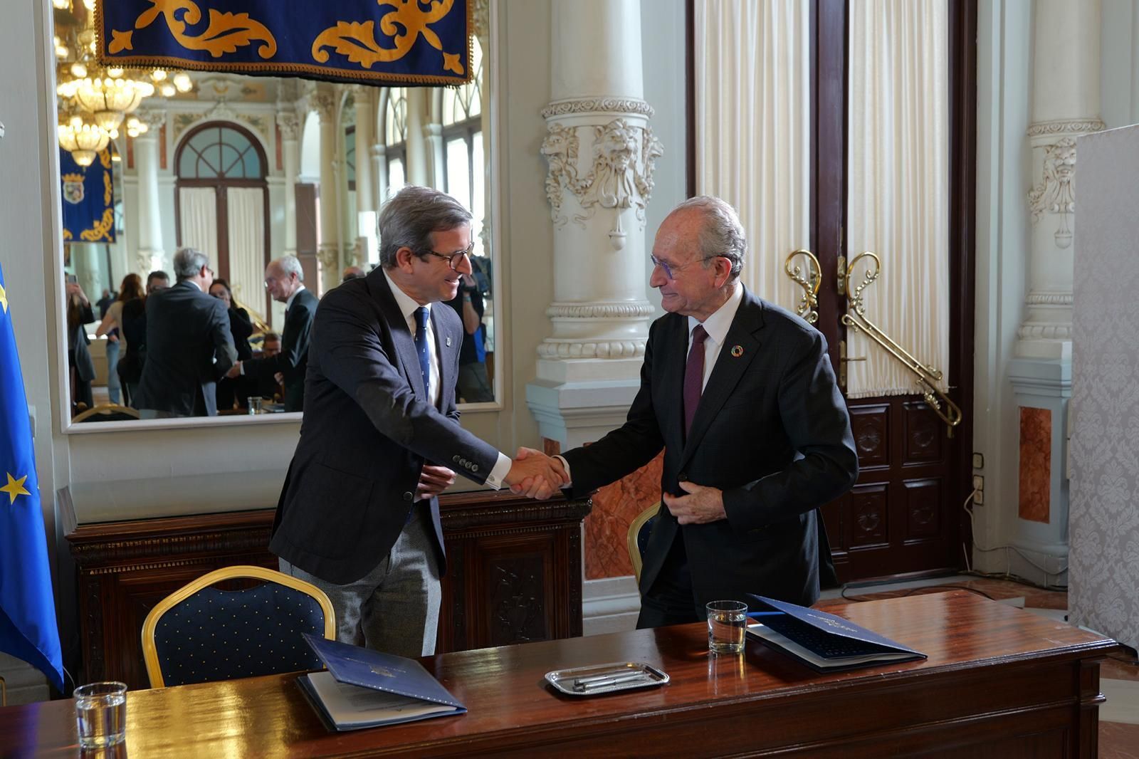 Jorge Paradela y Francisco de la Torre dándose la mano.