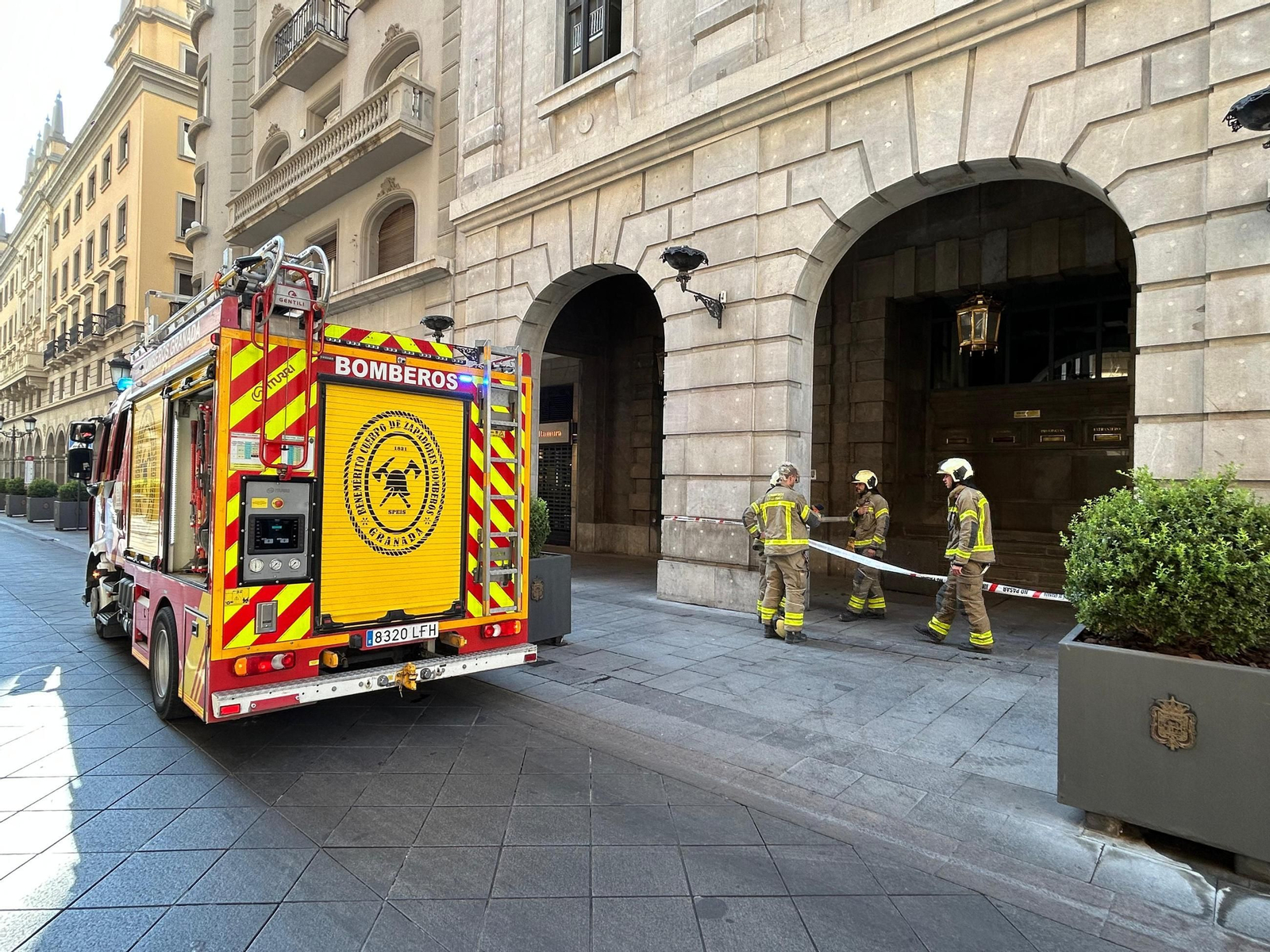 Bomberos en calle Ganivet junto a la oficina de Correos afectada por el incendio