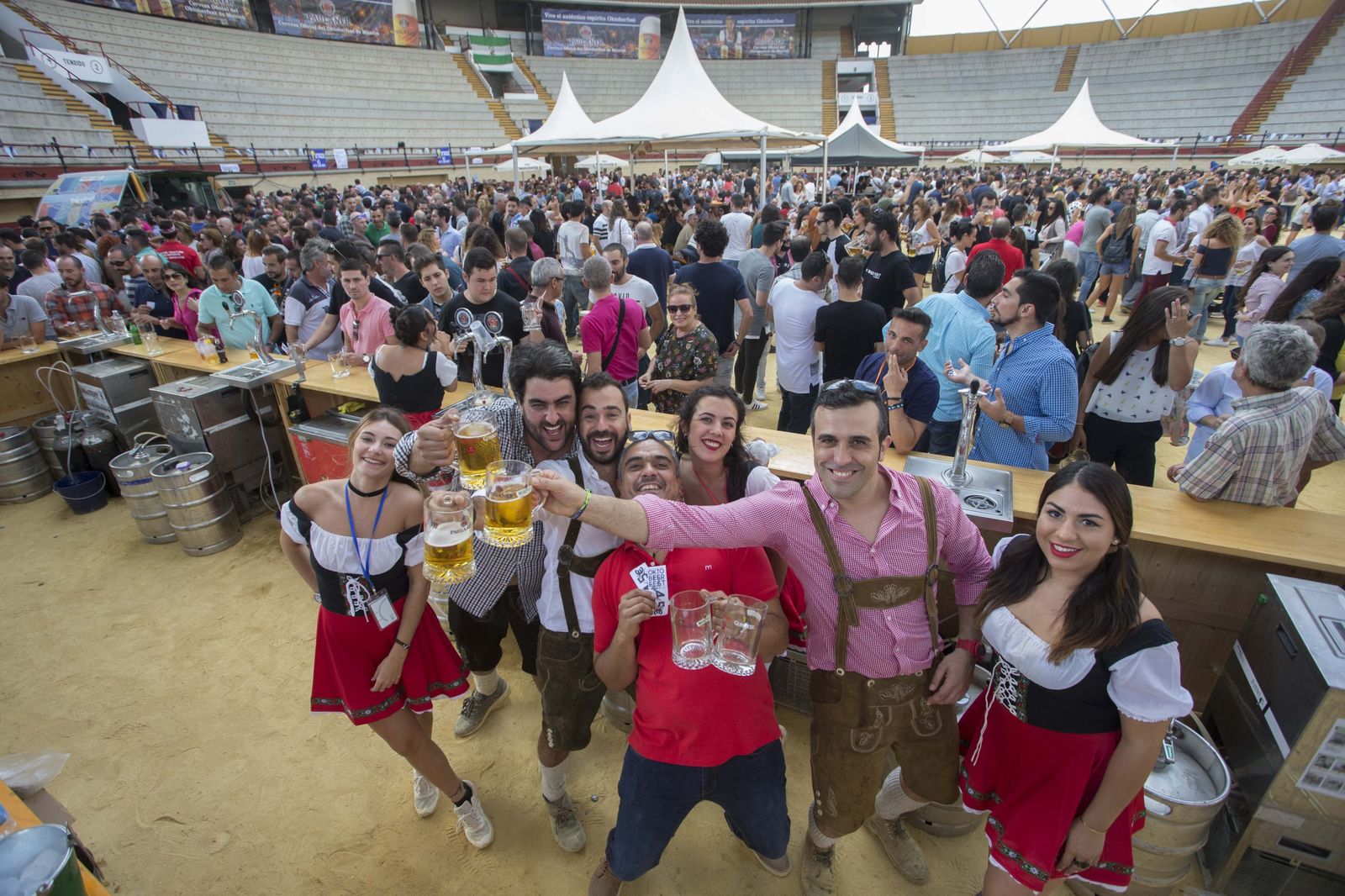 Parte de la organización brinda con sus jarras de cerveza delante del público que acudió ayer a la OktoBeerFest barreña.